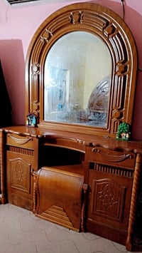 للبيع اثنينهم ١٠٠ الف فقط ميز مراية وزاويه مكلفه بالنشر الاستفسار واتس...