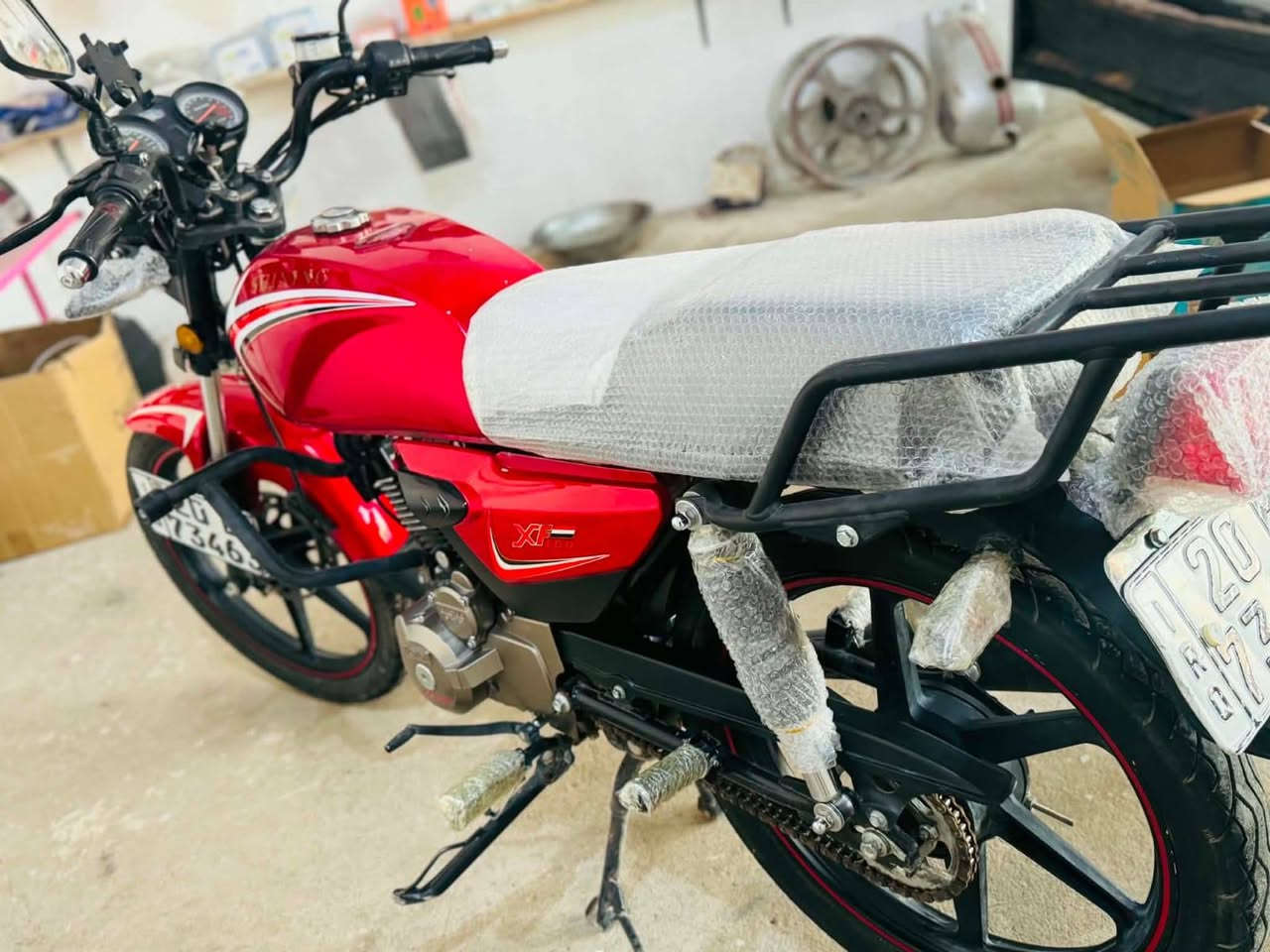 السلام عليكم
شاينك عراقيه 🇮🇶 
مكينه 150cc تبريد دهن
كير تعليك 1N2345⚙️ 
لون أحمر ❤️ 
كهربائيات بلاديه🔌 
تخم تاير جوه 
باتري جديد 🔋 
مرقم ديالى لوحتين انكليزي 
بإسمي شرط التحويل 
ماشي شي قليل 
السعر  (مليون و٧٠٠)وبيه مجال
المكان بعقوبة
جسر الجورجية خرنابات
الأستفسار على الرقم ***********☎️
