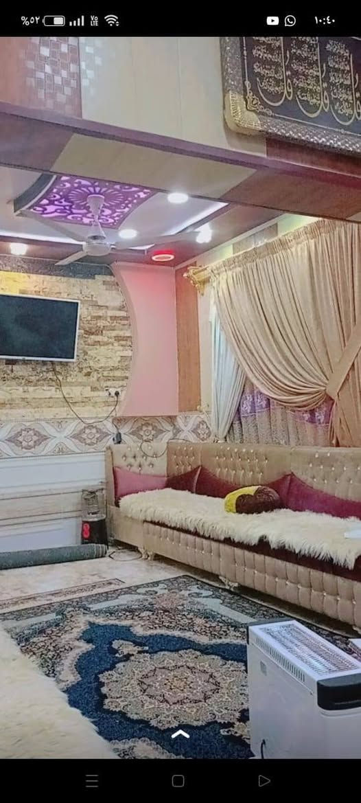 بيت طابقين للبيع في القبلة حي الشهداء قرب محطة الرحمات و السوق الكبير الجديد على شارع 10 متر  
مساحة البيت 216 متر 
يحتوي الطابق الارضي 
محل مواد غذائية 
و كراج 
و مناور 2 
صحيات2 
ديوان 
صالة 
مطبخ 
و غرفة منام 2
و يحتوي الطابق. الثاني 
غرف نوم 3 
مطبخ 
صالة 
صحيات 2 
و الطابق الثالث مخزن فقط 
السعر. 245مليون و قابل للتفاوض 
للاستفسار اكثر 
***********
