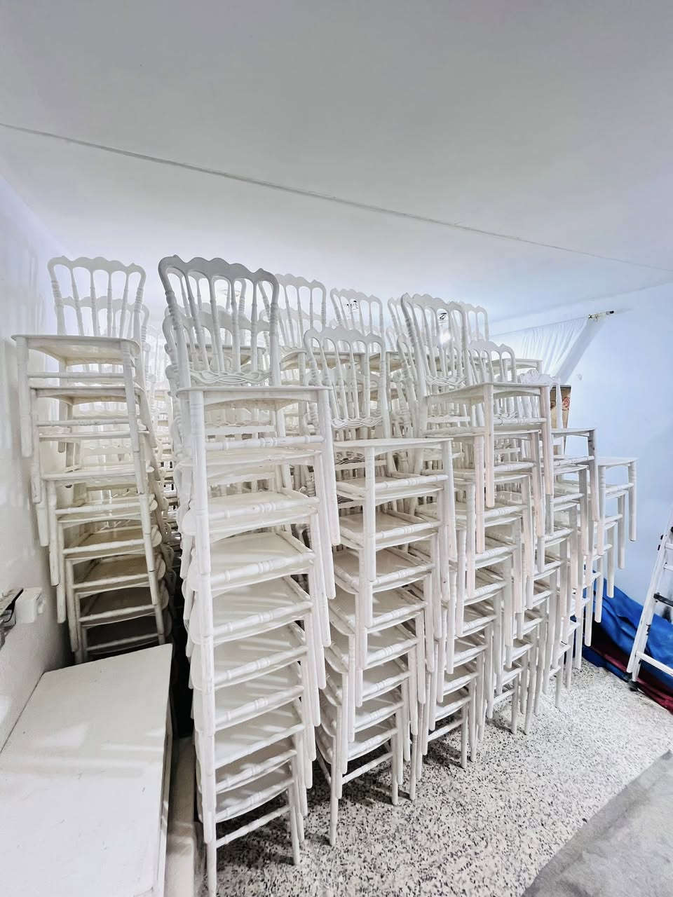 كراسي مناسبات لون ابيضّ نظيف للبيع 
عدد محدود تصفية مخزن 
الكرسي ع 13.  وإذا عدد هواي بي مجال 
***********
