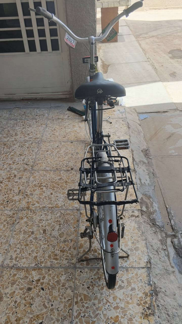 السلام عليكم بايسكل بطه بناتي حجم 24 ياباني اصلي مختم كل نقص مابي ما عده الزنجيل طاك يتصلح بالف ونص تايرات جدد السعر75وبي مجال للاستفسار ***********
