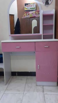 ميز بناتي • جديد • توصيل