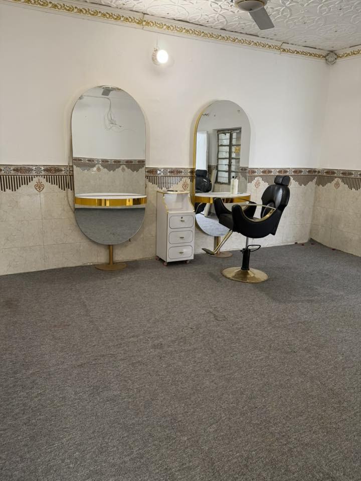 غراض صالون للبيع
مرايا عدد 2 
كرسي حلاقة 
مغسلة صبغ الشعر 
رف تعليگ 
عارضه خمس رفوف 
ميز كاشير 
فراش كاربد مال بيت كامل 
بردات شباك سلايت 

نظافة 95%
السعر حسب التقييم شوف بعينك وقيم
مكاني سوق الشيوخ 
***********
