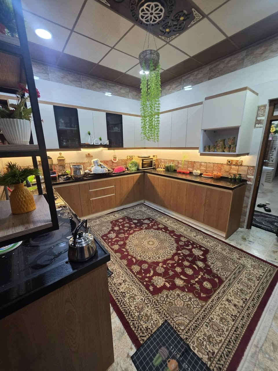 الدار للبيع مساحه 200متر طابقين في حي الكندي الثالثة بناء حديث زيرو كاشي وسيراميك وسقوف ثانوية مكتب دار الأمين للعقار *********** ***********
