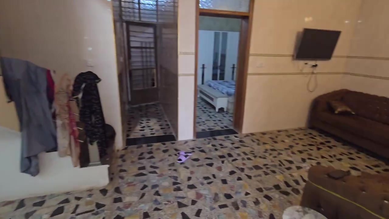 السلام عليكم
بيت للبيع في منطقة (جسر ديالى ) شارع 60 قرب مدرسة الاعتماد
مساحته 105م
بناء حديث يحتوي على طابقين
الطابق الأول غرفة ومطبخ واستقبال وصاله وحمام خارجي وداخلي وترك 
الطابق الثاني غرفتين وصالة وحمام 
المنطقة مبلطة ونظيفة وهادئة وبيها كل الخدمات 
واجهه 7.5
والنزال 15
اتصل على رقم ***********
