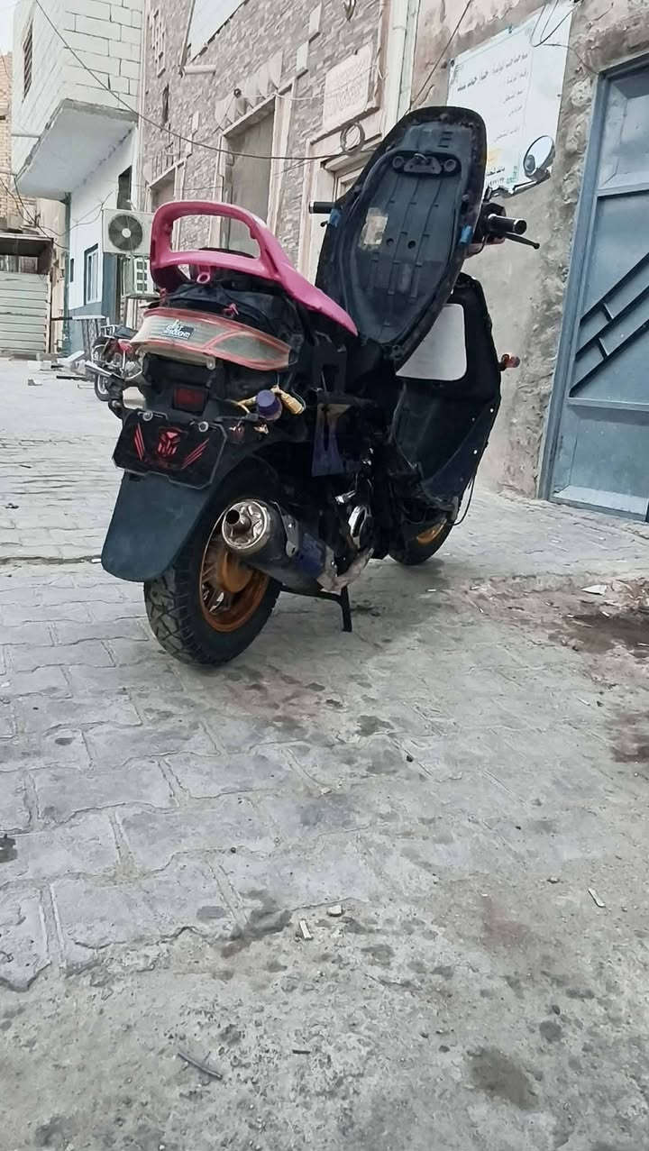 سلام عليكم مكلف بنشر دراجه فراشه للبيع مكان نجف جديده الرابعه السعر 200 وبيها مجال تفاصيل اكثر يم زيد عدنان  
رقم راعيها ***********
