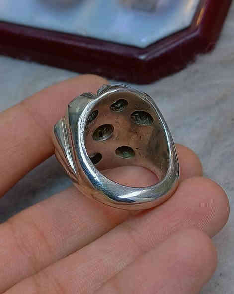 قطعة اليوم من الموزنايت الروسي 💎
 ب 9 أحجار مميزه، أحدها بلون أخضر نادر جداً 🌿✨
مع صياغة يدوية ثقيلة وشغل متقن و هذا يخليه ملكية  👑
قطعة نادرة ولا تُعوّض لمن يبحث عن التميّز والفخامة 🔥
📩 للتواصل على الخاص أو عبر الواتساب: ***********
