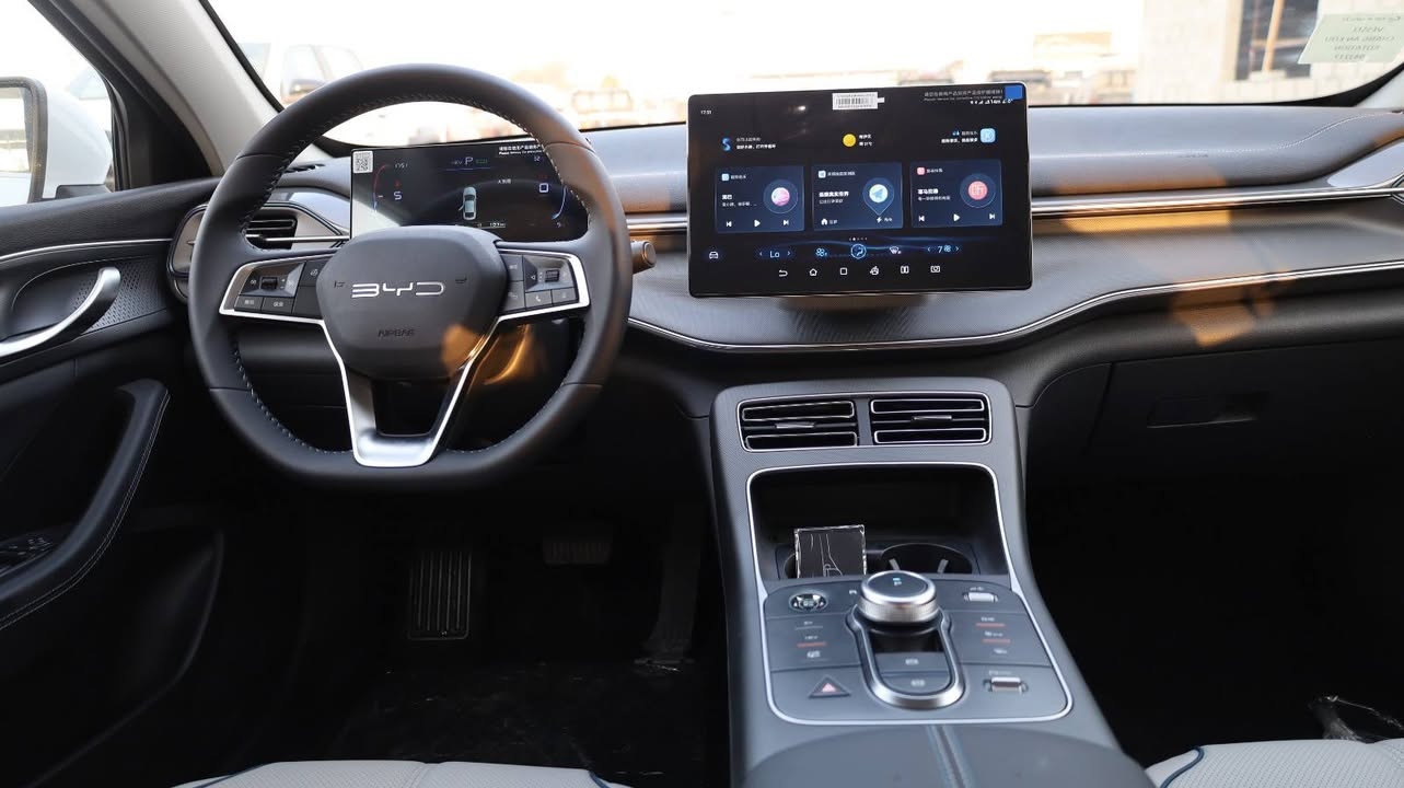 بي واي دي ديستروير موديل 2025   الاستفسار ع الواتس فقط  0782565642
🚗 BYD Destroyer 05 DM-i – فئة Luxury (مدى 55 كم)
📏 الأبعاد
الطول الإجمالي: 4780 مم
العرض الإجمالي: 1837 مم
الارتفاع الإجمالي: 1495 مم
قاعدة العجلات: 2718 مم
الوزن الفارغ: 1515 كجم
الوزن الإجمالي: 1890 كجم
سعة خزان الوقود: 48 لتر
سعة صندوق الأمتعة: 450 لتر
مقاس الإطارات: 225/60 R16
⚙️ المحرك والمواصفات التقنية
النوع: سيارة هجينة قابلة للشحن (PHEV)
سعة المحرك: 1.5 لتر
أقصى قوة للمحرك: 81 كيلوواط (110 حصان)
أقصى عزم للمحرك: 135 نيوتن.متر
أقصى قوة للموتور الكهربائي: 132 كيلوواط (180 حصان)
أقصى عزم للموتور: 316 نيوتن.متر
مدى القيادة الكهربائي (CLTC): 46 كم
سعة البطارية: 7.68 كيلوواط/ساعة
وقت الشحن البطيء: 2.5 ساعة
التسارع 0–100 كم/س: 7.9 ثانية
استهلاك الوقود (WLTC): 2.17 لتر/100 كم
نوع البطارية: ليثيوم فوسفات الحديد (Blade Battery)
سعة البطارية (مذكورة أيضًا): 8.3 كيلوواط/ساعة
ناقل الحركة: E-CVT (أوتوماتيك متغير باستمرار)
التعليق الأمامي: مستقل (MacPherson)
التعليق الخلفي: شبه مستقل (Torsion Beam)
🛞 أنظمة القيادة
نظام التوجيه: كهربائي (EPS)
الجنوط: ألمنيوم
الفرامل: أقراص مهواة وأقراص صلبة
فرامل التوقف: إلكترونية
نوع السيارة: سيدان 4 أبواب / 5 ركاب
🛡️ السلامة والأمان
ABS مانع انغلاق الفرامل
EBD توزيع إلكتروني للفرامل
BAS مساعد الفرامل
TCS نظام التحكم في الجر
ESP نظام الثبات الإلكتروني
مراقبة ضغط الإطارات
وسائد هوائية أمامية وجانبية
ستائر هوائية جانبية
تنبيه عدم ربط حزام الأمان
نظام ISOFIX لمقاعد الأطفال
حساسات خلفية
كاميرا خلفية
مثبت سرعة
Auto Hold
مساعد صعود المرتفعات (HAC)
أوضاع قيادة متعددة
نظام استرجاع الطاقة (Regenerative Braking)
تنبيه صوتي للسرعات المنخفضة
🛋️ الراحة والتجهيزات
عجلة قيادة متعددة الوظائف مكسوة بالجلد
تعديل المقود (ارتفاع وعمق)
ناقل حركة إلكتروني (زر/مقبض)
شاشة معلومات الرحلة ملونة
شاشة عدادات LCD


**إذا كنت صاحب هذا الإعلان وتريد حذفه لأي سبب، رجاءا أرسل رسالة إلى الدعم الفني**