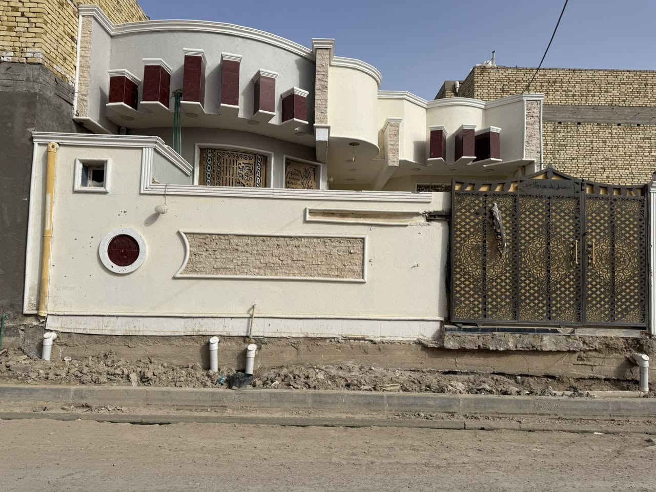 بيت البيع وره البدعه يم موالدت عمار 
سعر. 142مليون 
***********
