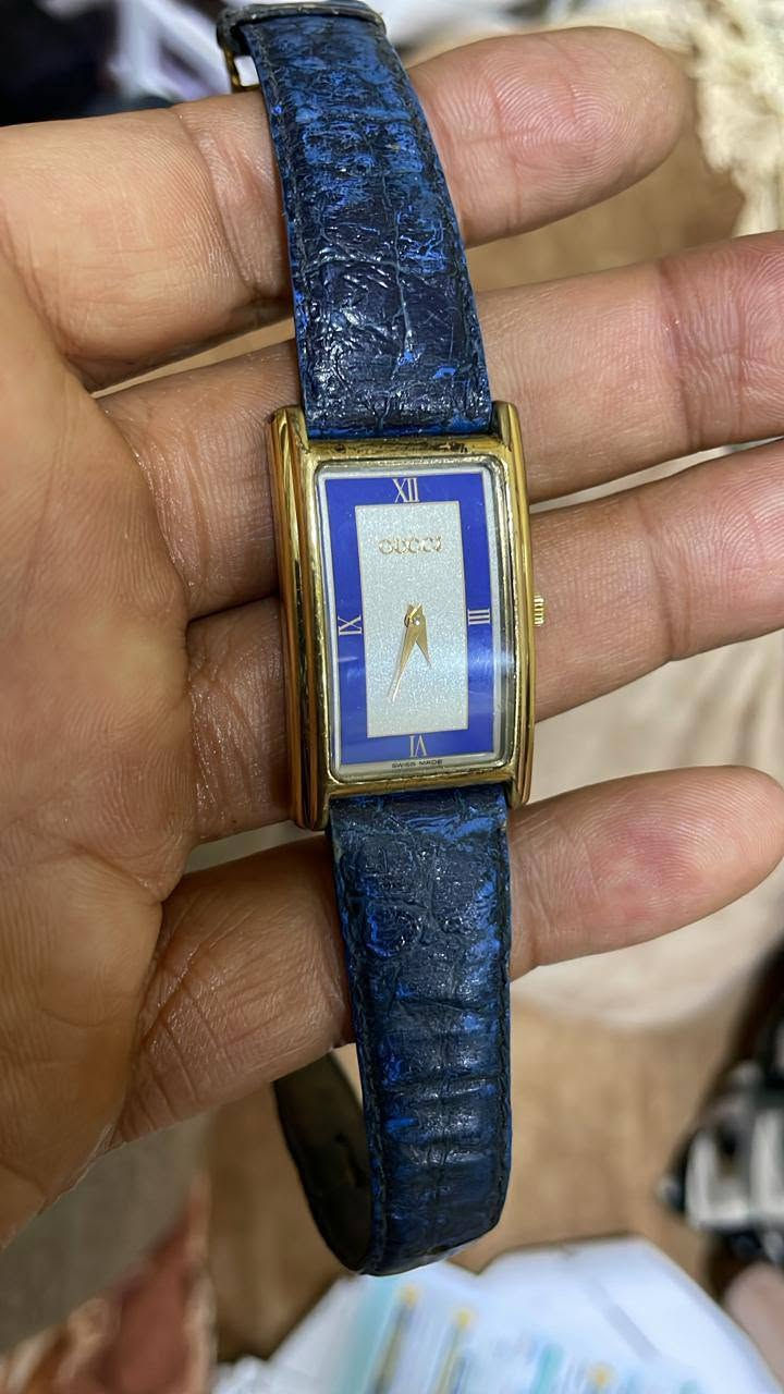 ساعة يد ماركة Gucci تصميم مميز وانيق 
مينا مستطيلة الشكل مع علامات ساعه بأرقام لاتينية 
هيكل وابزيم من الفولاذ 
زجاج زفير 
سوار جلد باللون الازرق الداكن


**إذا كنت صاحب هذا الإعلان وتريد حذفه لأي سبب، رجاءا أرسل رسالة إلى الدعم الفني**