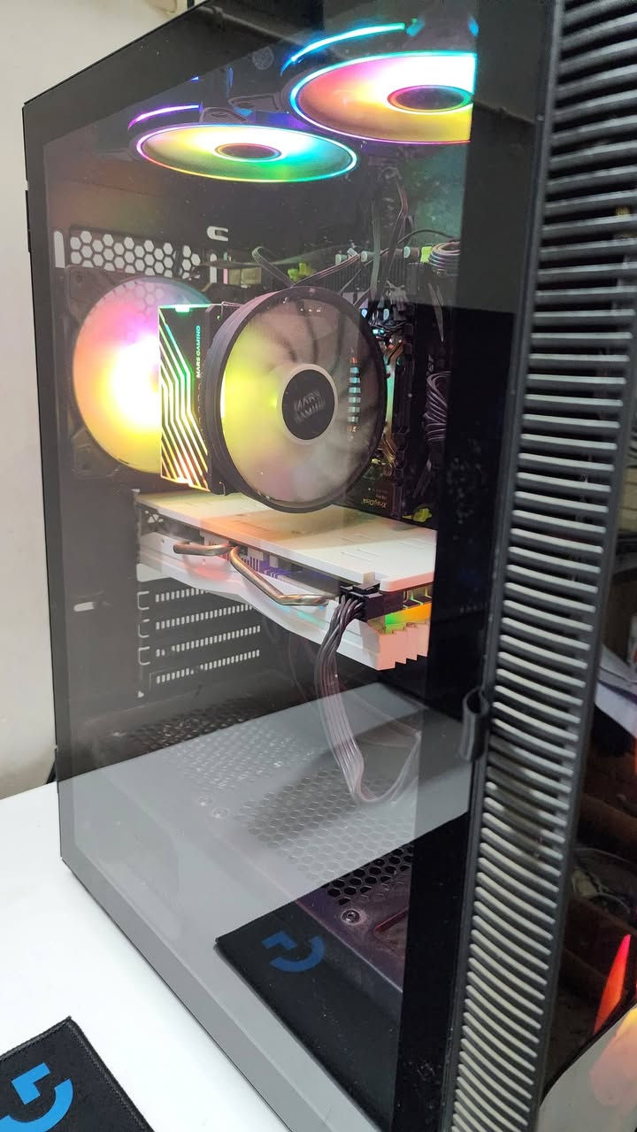 سلام عليكم ، pc ، تجميعة مع شاشه مع UBS للبيع
الموصفات :

المعالج (CPU): Intel Xeon E5-2650 v4
12 نواة / 24 خيط – تردد 2.20GHz

كرت الشاشة (GPU): AMD Radeon RX 580 – 8GB

الرام (RAM): 32GB DDR4

التخزين: SSD سعة 1TB

اللوحة الأم: X99 PR9

الباور سبلاي : 550W

التبريد: مروحة RGB للمعالج + مراوح كيس RGB

الكيس: Gaming Case زجاج جانبي

النظام: Windows 11 Pro 64-bit

 DirectX: 12

مع شاشه DELL حجم 24 ضد التوهج دقتها 1920 1080

مع UBS. قدرته 2000
Falcon UPS 2000VA

سعره 600 الف وبي مجال بسيط

مكاني نجف 

***********
