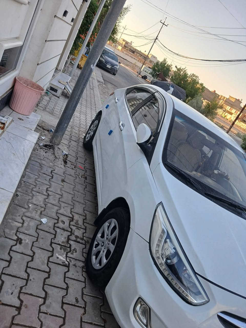 السلام عليكم سياره اكسنت خليجي موديل 14 للبيع مكفوله من ضربه كير محرك حداديه تخم تاير بل باكيت سياره نضيفه تحويل ثاني يوم تبريد شغال سعرر 88 و بيه مجال مكان كربلاء  حي الحر الثوره قرب مطعم علي يوسف رقم الاتصال ***********
