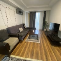 داخل المربع الذهبي • رويا تاورز • 80م