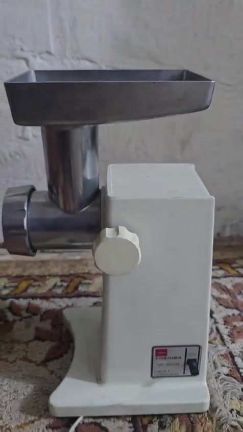للبيع مثرامة لحم ماركة توشيبا موديل MT-500B ياباني أصلي (صنع في اليابان) [Image 3].
الحالة: جديدة تماماً مخزونة (ولا مرة مستخدمة) بحالة الوكالة.

الملحقات: كاملة 100% مع كافة غراضها الأصلية (البريمة، الشفرة، المصفى، والغطاء) جاهزة للعمل فوراً.

المواصفات: دشالي حديد، محرك قوي واعتمادي جداً [Image 3].

الجهاز شغال شرط الفحص والتجربة.***********

