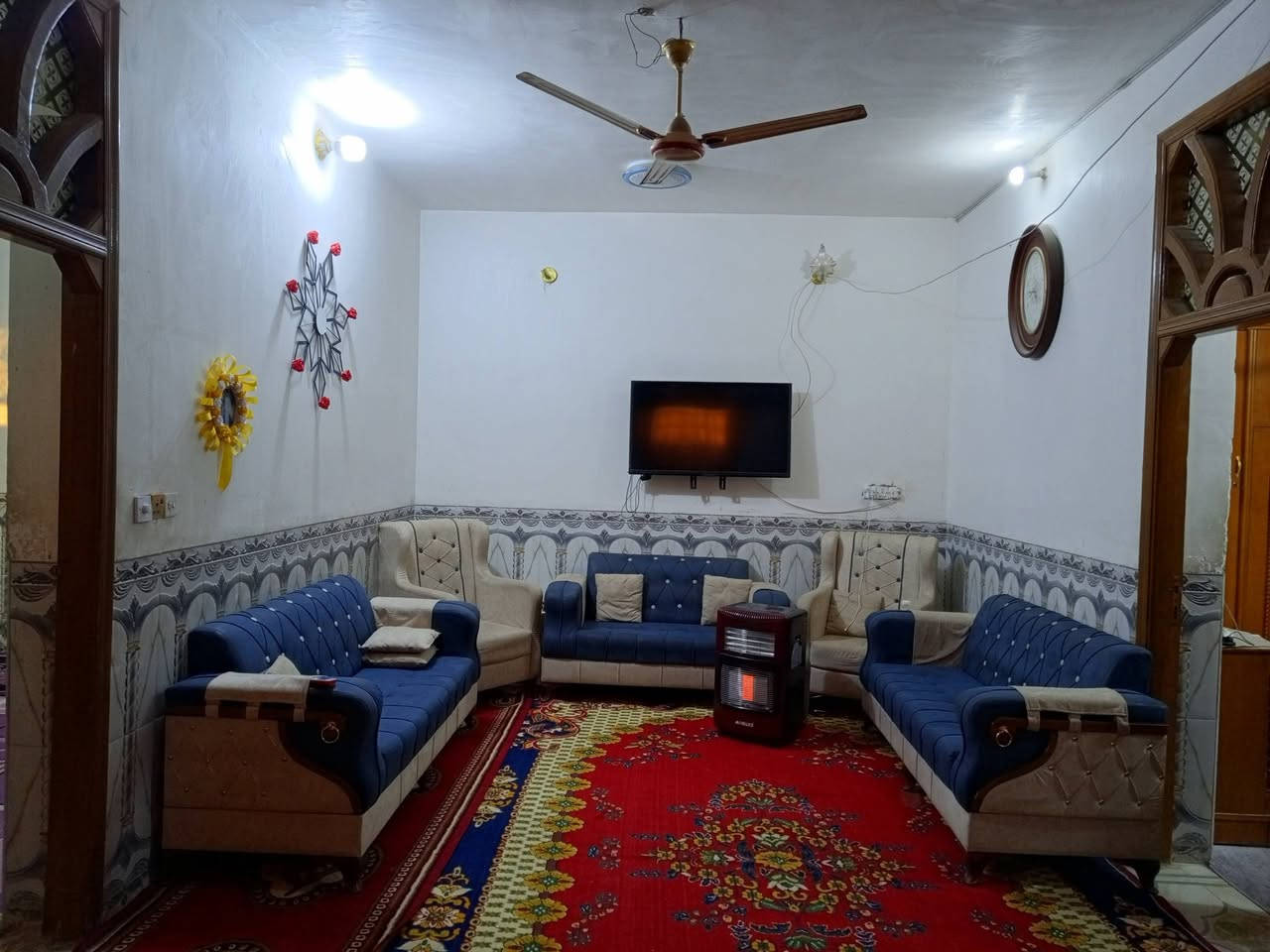 السعر 90 
بيت طابو زراعي سند 25 مساحة 200م 
العنوان/ التاجية نادر الثالثة قرب مجمع السجاد السكني 
البناء/ غرفتين وصالة ومطبخ واستقبال وصحيات 
للاستفسار اكثر خاص او الاتصال على الرقم ***********
