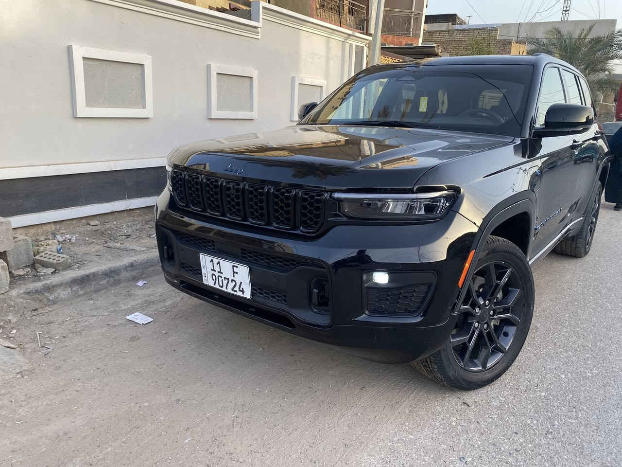 جيب كراند شيروكي 2024 (ثلاثينية) شكل الاوفر لاند 
فول مواصفات 
هايبرد🔴كهرباء🔴بانزين
ماشية(6000)*رقم بغداد بأسمي
-سقف بانوراما
-بصمة تشغيل وابواب+تشغيل عن بعد+نظام ترحيب 
-رادارات امامي وخلفي وجانبي+كاميرات محيطية عدد(6)
حساسات تنبيه امامي وخلفي+زراك كاميرا امامي وخلفي
-كشنات جلد+كشنات تدفئة وتبريد+كشنات كهرباء
-شاشة كبيرة گاربلي+ستيرن كهرباء+تدفئة بلستيرن+شفتات ستيرن+شحن وايرلس لوحة التبريد رقمية+قطعتين تبريد
-خزّن ميموري+جنطة كهرباء+سماعات البيني ودمام خلفي+جنطة كهرباء 
-لد امامي+بلوجكتر+اشاير وهيترات بلمري
-هلالات والدوس اسود لامع بلون السيارة+دبل اكزوز
-الظرر/بنيد وجاملغ جهة اليمين
السعر/285 ورقة
للأتصال/***********
