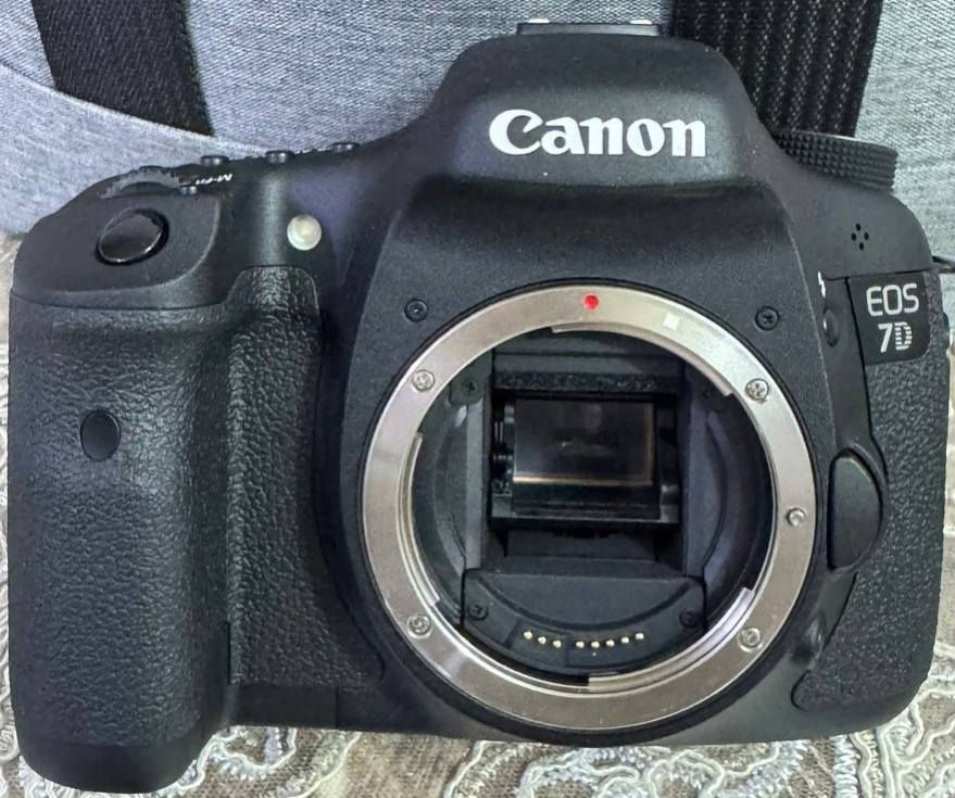 للبيع مع عدسات عدد 2 

*********** واتساب باقي الصور

السعر 450
