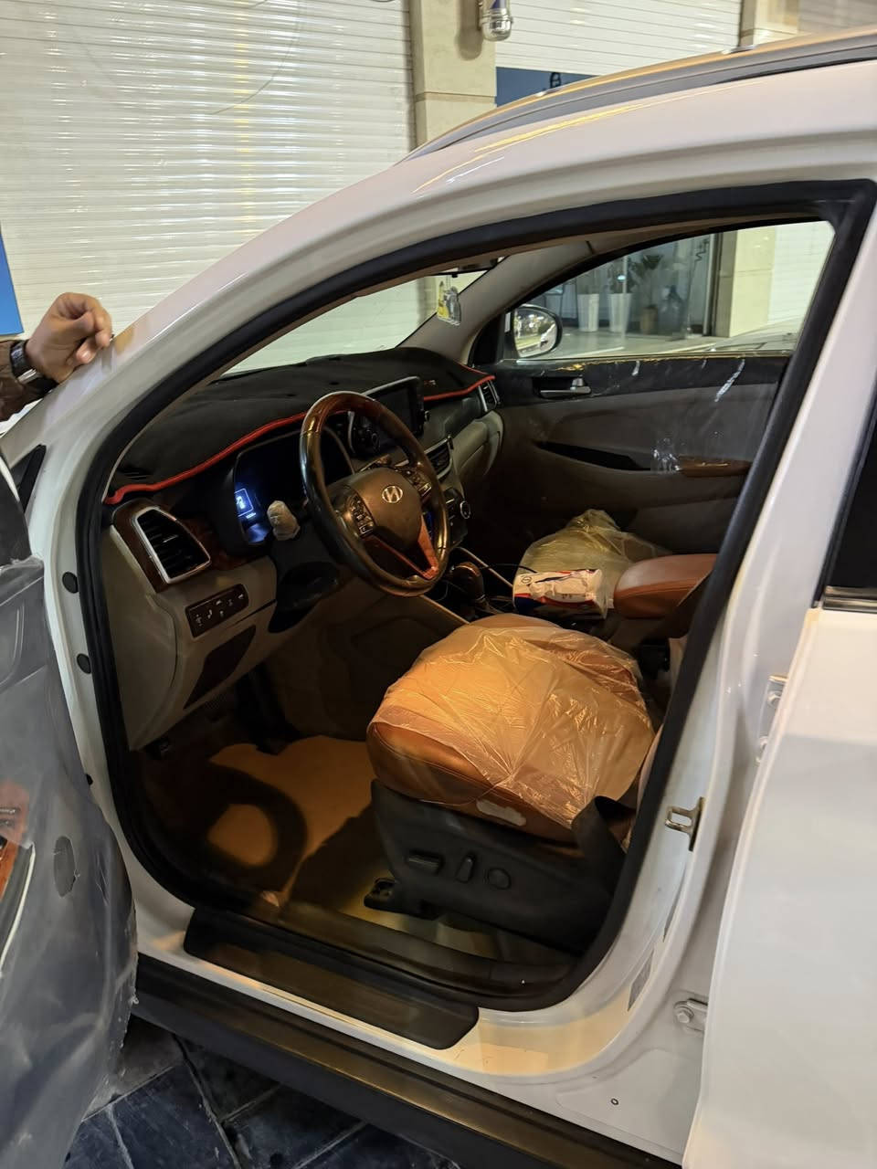 السلام عليكم توكسان ٢٠١٩وكالة القاصد فول مواصفات عدا الفتحة
السيارة متعرضه الى حرق بالجزء الاسفل وقسم من الداخل 
معمرة تعمير ممتاز الى اخر درجة كهربائيات وكالة صبغ عام درجة اولى بالضمان 
مكينة كير بدون ايي ضرر 
بصمة تشغيل 
بصمة بيبان 
رادار 
مري شفط 
شاشة وكامرة بلاد 
مانع انزلاق 
تثبيت سرعة
وبعد هواي مواصفات السياره فول مواصفات ومعروف مواصفات وكاله الكاصد 
رقم السياره بغداد تحويل مباشر مشروع وطني 
مكان السياره زيونه ٧١٦ 
سعر السياره ١٤٥ ورقه. بيه مجال بسيط 
للاستفسار ***********
