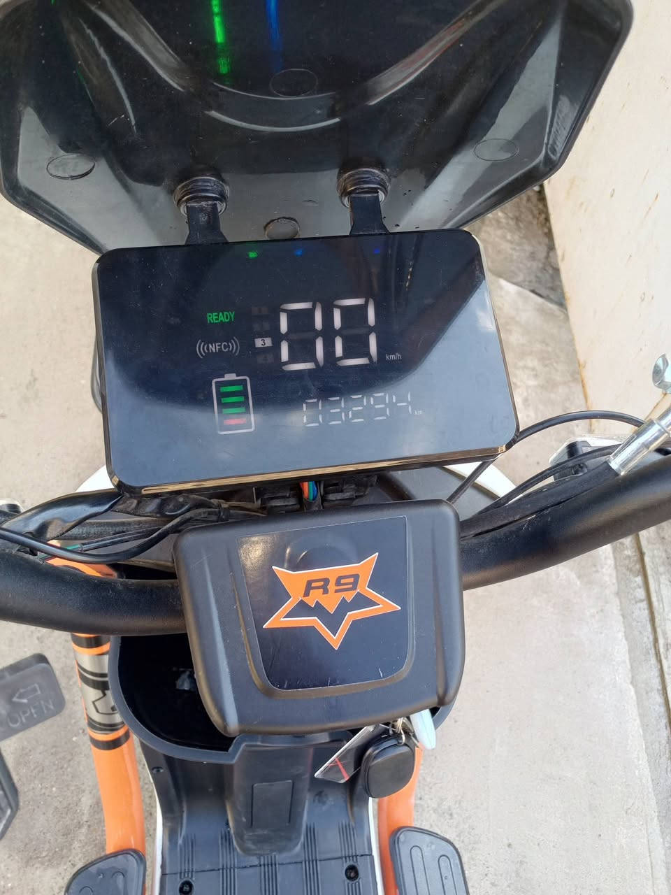 ار تسع للبيع شرط عل فحص مستعمل شي قليل بطاريات ٥ كبار السرعه ٧٠ السعر ٤٥٠ وبيها مجال 
***********
