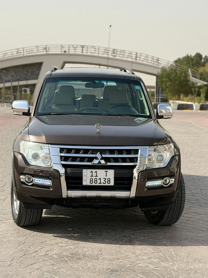 السلام عليكم 
باجيرو حبتور موديل (2017) بدون صبغ بدون حادث فول مواصفات 1/1 السياره استخدام شخصي سنويه وهزه جديده بسمي مكان السياره بغداد 

فتحه سقف 
دمام خلفي
حساسات 
كاميرا 
كشنات جلد 
السعر (175) بيه مجال بسيط للاستفسار 
(***********)
