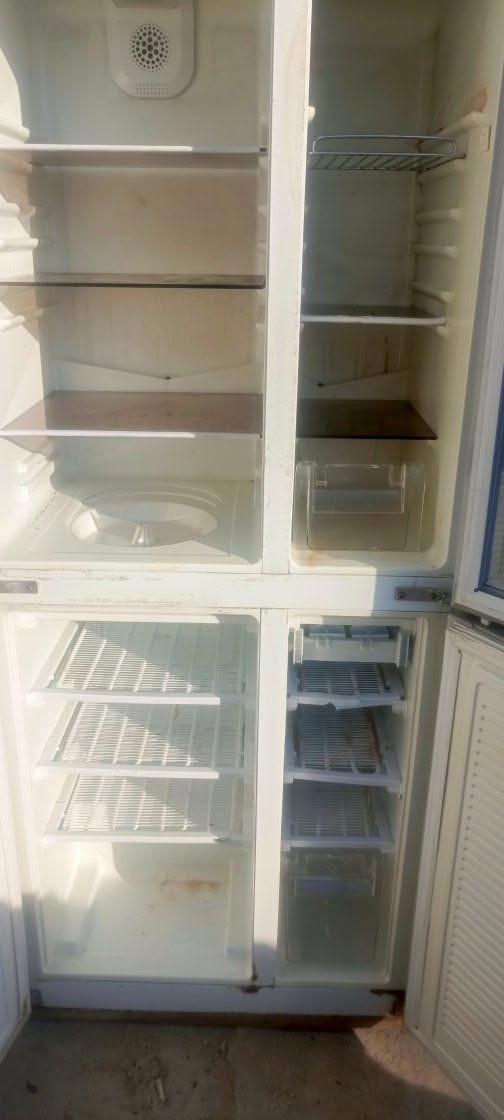 ثلاجه كبيره 4 ابواب.   مجمده.  وثلاجه السعر مال محتاج يريد يسافر 350 وبيها مجال مستعجل *********** حله قرب سيطرة الاثار
