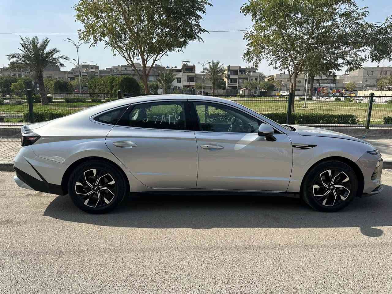 هيونداي سوناتا  2025 للبيع بسعر 18500$
دخول جديد مدفوع كمرك حرة تترقم جميع المحافظات 
منفيست باسمي اني مستوردها وابصملك باي مرور يعجبك
✅ الحادث صبغ بنيد فقط  ومكانات بارد صغيرة 
✅ شواصي ولغود سليمة 
✅ ايرباك بردة وكشن فقط طاك 
✅ عداد المسافة 9 الف مايل 
✅ الموديل 2025
✅اللون سلفر 
✅مقعد سائق كهرباء 
✅ مقاعد امامية تدفئة 
✅ شاشة كبيرة متصلة كار بلي وابل كار 
✅ رادار امامي و خلفي 
✅ شاحن مبايل واير لس 
✅ تبريد امامي لمس 
✅ بصمة تشغيل وابواب 
✅ تشغيل عن بعد 
✅ هاند بريك كهرباء بصمة 
✅ نظام اتو هولد 
✅نظام تزحلق ونزول مرتفعات 
✅محرك بانزين 2500CC
✅ ستيرن هزاز للتحذير 
✅ كامرة خلفية دوارة 
✅ افكيشن ونظام ملاحة وخرائط 
✅ اضوية زينون و لد نهاري 
✅ درايف مود 4 أنظمة قيادة
✅ نقطة عمياء بالمرايات 
✅  توقف ذاتي لمنع الاصطدام 
✅ صندوق خلفي كهرباء 
✅ أرضيات كاملة و جك وسبير وعدة وكتلوكات
✅ تخم تايرات بلادي حجم 19 انج 
✅ تحكم ستيرن وتحديد مسار ومثبت سرعة 
✅سيارة جديدة وجاهزة ولا إشارة عطل مشتعل بيها 
مكان السيارة بغداد السيدية للتواصل على الأرقام 
***********-*********** واتس اب متوفر .
