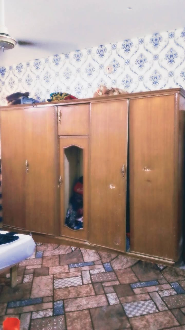 غرفه للبيع بس تعبانه ابيع هل موجود قيم واخذ ***********
