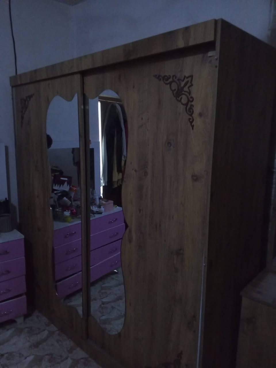 غرفه نوم خشب نضيفه جداً تحتوي على 5 قطع 
1.جربايه نفرين
2.كنتور بوب ثنين سلايت جبير
3. قطعتين مجرات 
4. ميز تواليت ثلاث مجرات 
مكاني بغداد الشعب رقمي *********** واتساب او اتصال السعر 225 .
