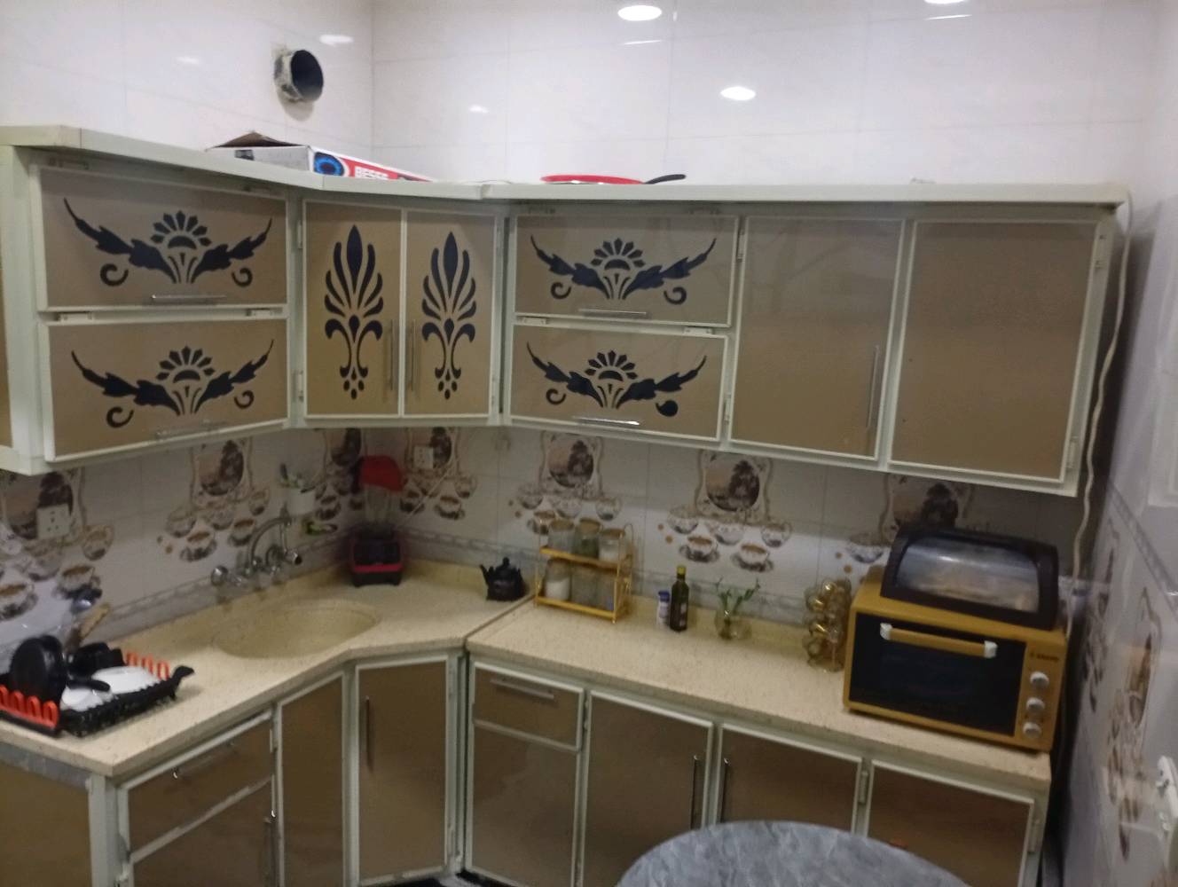 كونتر مرمر البيع و ميز طعام(٤٠ الف)