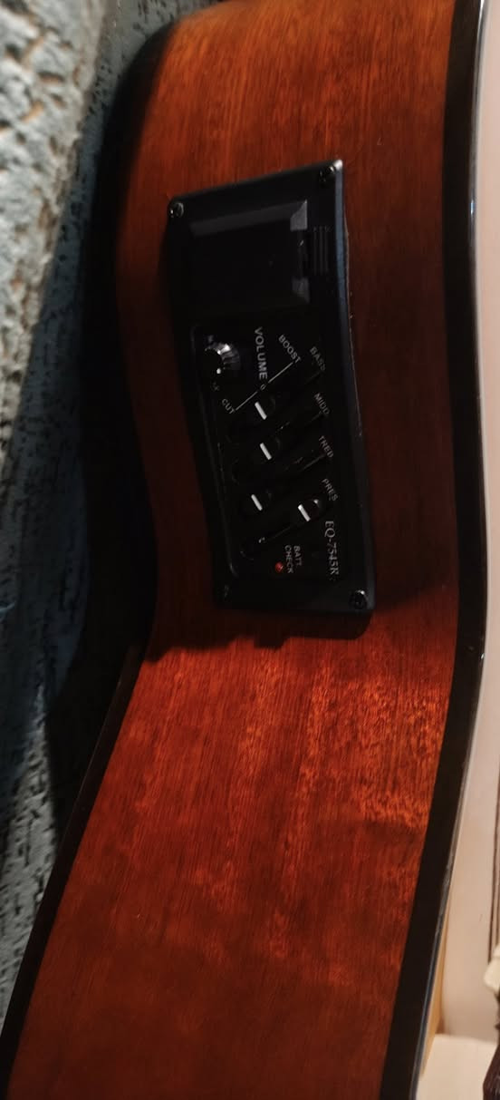 كيتار ايكولايزر

السلام عليكم كيتار ايكولايزر غني عن التعريف

هذا الجهاز الموجود في جانب القيتار هو مضخم صوت داخلي (Preamp) من نوع EQ-7545R. وظيفته الأساسية هي السماح لك بتوصيل القيتار بسماعات خارجية (Speaker) أو جهاز تسجيل 

اجاني هدية ماعرف اعزف للبيع  

مع جنطة وجهاز اختيار الدوزن وبطارية جديدة وكيبل 

*********** بغداد المنصور

للعلم سعر الجديد بموقع ايبي مرفق بالصور

للبيع بسعر 250 الف سعر بلاش

مع الجنطة الاصلية لنفس الماركة وكيبل اصلي طويل وجهاز تعديل التونر

ملاحظة مهمه نزلتلكم بالصور سعره بيش بموقع ebay
