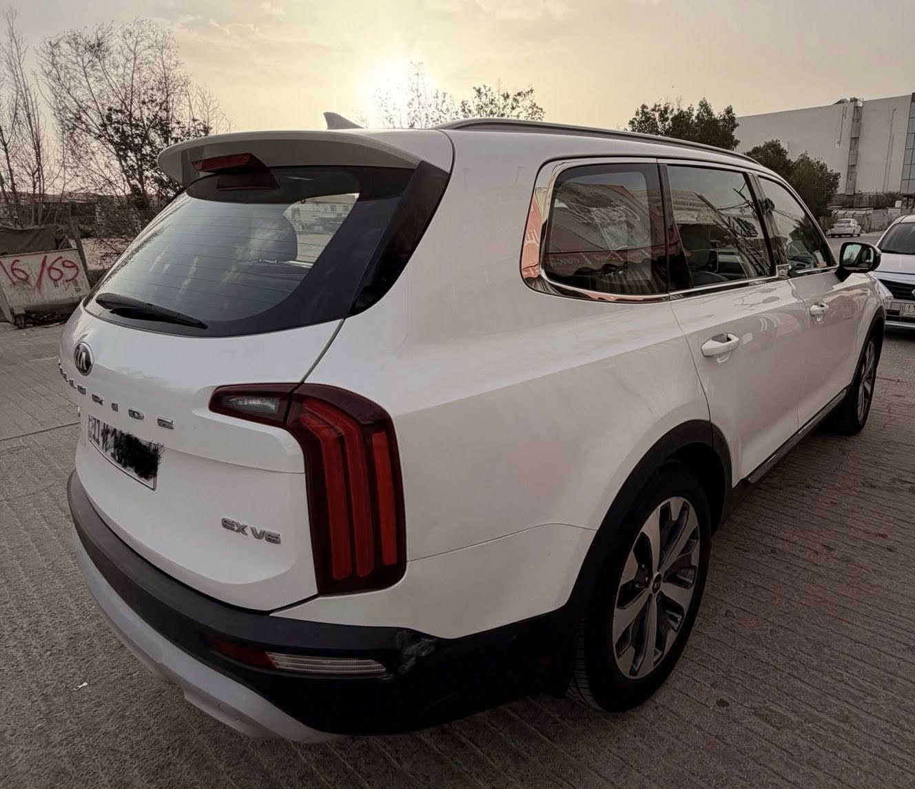 كيا تيلورايد خليجي 2020 EX  بغداد فول مواصفات مكفولة من الحادث والتبديل والصبغ عدا بارد بالجاملغ الخلفي 

أهم المواصفات:

* محرك V6 سعة 3.8 لتر GDI
 * عداد السيارة 180 الف كيلو
* كير أوتوماتيك 8 سرعات
* دفع رباعي / سنكل
* 8 ركاب
* جلد لون بيجي
* تبريد وتسخين للمقاعد الأمامية
* تشغيل ريموت
* شاشة كبيرة مع Apple CarPlay و Android Auto
* شاحن لاسلكي
* كاميرا خلفية 
* ⁠وحساسات امامي خلفي
* تكييف ثلاث قطع
* فتحة سقف
* باب خلفي كهربائي
* كراسي كهرباء مع ميموري للسائق
* مثبت سرعة ذكي
* المحافظة على المسار
* تنبيه النقطة العمياء
السعر 25000 دولار 
الاتصال ***********
