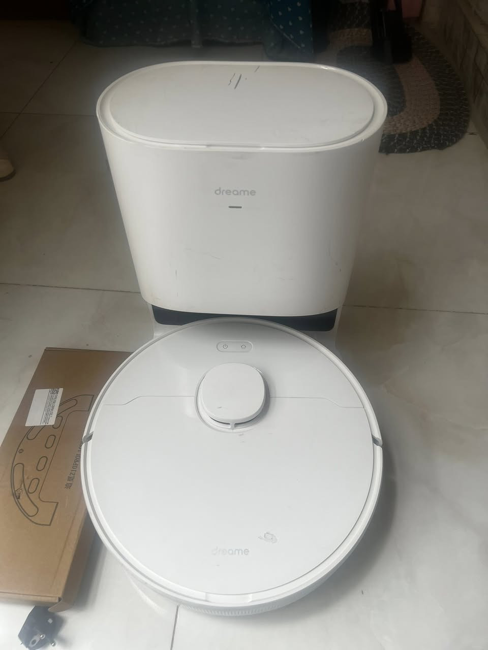 Dreame Bot D10 Plus
مواصفاتها 

تفريغ تلقائي للغبار: تأتي مع قاعدة شحن ذكية تقوم بسحب الأوساخ من المكنسة تلقائياً بعد كل تنظيف وتخزينها في كيس داخلي (بسعة 2.5 لتر)، مما يغنيك عن تنظيف المكنسة يدوياً لمدة تصل إلى 45 يوماً.
2. قوة الأداء والتنظيف
• قوة الشفط: تصل إلى 4000 باسكال (Pa)، وهي قوة ممتازة لالتقاط الأتربة، الأوساخ، وشعر الحيوانات الأليفة من الأرضيات والسجاد.
• التعرف على السجاد: ترفع المكنسة قوة الشفط تلقائياً إلى الحد الأقصى عند صعودها على السجاد لتنظيفه بعمق.
• مسح وكنس (2 في 1): تحتوي على خزان مياه بسعة 145 مل للمسح الرطب، مع إمكانية التحكم بمستوى تدفق المياه عبر التطبيق.
3. البطارية والمساحة
• البطارية: بسعة ضخمة تبلغ 5200 مللي أمبير (mAh).
• وقت التشغيل: تعمل لمدة تصل إلى 150-180 دقيقة (حوالي ساعتين ونصف) بالشحنة الواحدة، وهي كافية لتنظيف المنازل الكبيرة (تغطي مساحة تصل إلى 270 متراً مربعاً).
4. الملاحة والذكاء الاصطناعي
• نظام الملاحة (LiDAR): تعتمد على مستشعر ليزر متطور يرتفع في الأعلى لرسم خريطة دقيقة للمنزل خلال دقائق معدودة، وتحديد المسارات بذكاء لتجنب العقبات والأثاث.
• التحكم الذكي: يمكن ربطها بالكامل عبر الهاتف من خلال تطبيق (Dreamehome أو Mi Home)، ومنه يمكنك:
• تحديد غرف معينة لتنظيفها.
• وضع "جدران وهمية" أو مناطق محظورة لا تدخلها المكنسة.
• جدولة أوقات التنظيف اليومي.
• التحكم الصوتي: متوافقة مع المساعدات الصوتية مثل Amazon Alexa و Google Assistant

ملاحظه القطعه جديده مامستعمله بس تجي بدون كارتون 
بيها بعض الشخوط من اثر النقل
 سعرها 260 الف


**إذا كنت صاحب هذا الإعلان وتريد حذفه لأي سبب، رجاءا أرسل رسالة إلى الدعم الفني**