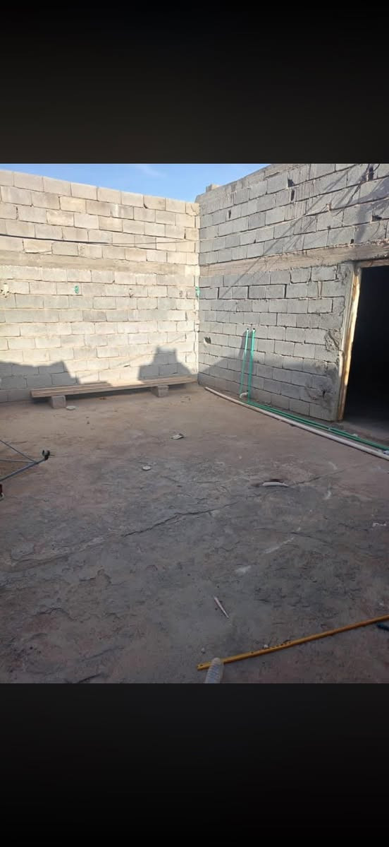 ٱلْسَلآإمّ عَلْيّكَمُ وَرَحَمُةٌ ٱلّلـھٌ ༅
بيت تابع للبلديه
مساحته 200 متر يحتوي على غرفتان كبيرتان مسلح

وحمام مشترك. داخلي وتواليت خارجي 

وبيه صاله واستقبال ومطبخ فقط بدون سقف

والشارع كصوه وموقعه مناسب بعويسيان قرب السوق  سعره 30 وبيه مجال للشراي 

***********
