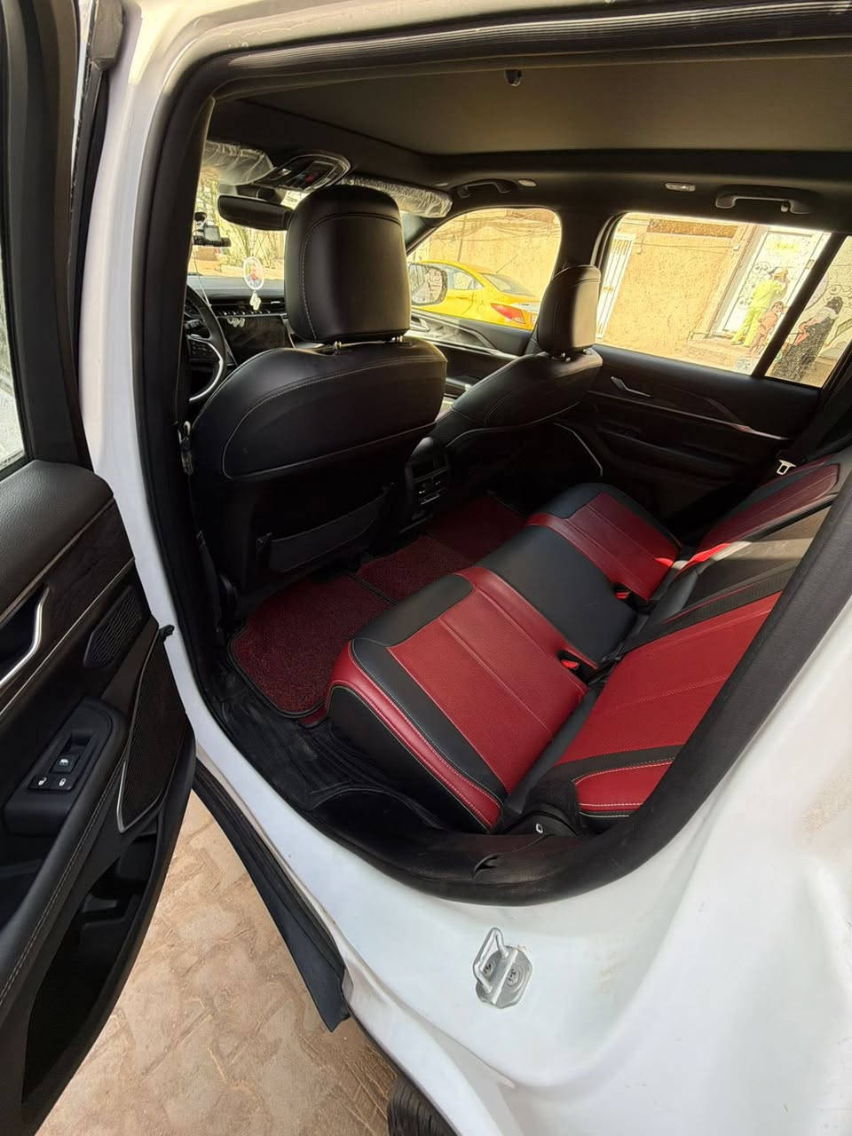يالله 
السلام عليكم جيب كراند شيروكي 4XE 
2024 وارد امريكي

           3 شاشات فول 1/1 

‏Jeep Grand Cherokee 4Xe 2024 2.0L

         حجم المكينه : 2000  تيربو + هايبرد + بلك ان 

المسافة المقطوعة :  30 الف ميل

حادث السياره : صبغ جاملغ الخلفي والباب
                       تبديل 
                      

          حالة الايرباك : سليم بدون ايرباك

#مواصفاتها

1.شاشات 3

2.بصمه

1. تشغيل عن بعد

4.دمام خلفي

5.كشنات جلد

6.كشن السايق ميمري

7.كشنات كهرباء

8.صندوك كهرباء

9.حساسات خلفيه

1. قطعتين قطع تبريد 

11.اشاير بالمري

12.رادار امامي

13.رادارات 360

14.ثلاث وضعيات قياده

1. بنوراما 

2. كير ماوس

3. نظام منحدرات

4. هيترات بالكشنات 

19.ويل كب كروم

20.لايتات لد

21.بكلايت لد

22.كشافات

23.بصمة ابواب

فول مواصفات 1/1 جاهزه مرقم بغداد تحويل ثاني يوم

تفاصيل اكثر هذا ☎️رقمي
***********  

مكاني النجف الاشراف
