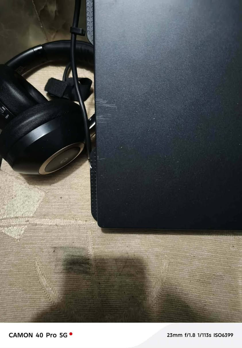 للبيع HP Victus 15 Gaming Laptop
إذا تبحث عن لابتوب يجمع بين الأداء القوي، الشكل الأنيق، والسعر المناسب، فهذا الجهاز يعتبر من أفضل الخيارات.

💻 المواصفات:
✅ المعالج: AMD Ryzen 5 7535HS (6 أنوية / 12 خيط معالجة)
✅ كرت الشاشة: NVIDIA GeForce RTX 2050 4GB
✅ شاشة FHD بقياس 15.6 إنش بتحديث 144Hz (إذا كانت نسخة 144Hz)
✅ مناسب للألعاب، المونتاج، التصميم، البرمجة، والأعمال الهندسية.
✅ نظام تبريد ممتاز يحافظ على استقرار الأداء.

🎮 أداء الألعاب:

- GTA V: أكثر من 100 FPS.
- PUBG: بين 80–120 FPS حسب الإعدادات.
- Valorant: 180–250 FPS.
- CS2: حوالي 120–180 FPS.
- Fortnite: 80–140 FPS.
- EA FC 25: أكثر من 120 FPS.
- Call of Duty Warzone: حوالي 60–90 FPS.
- Red Dead Redemption 2: حوالي 50–70 FPS.
- Forza Horizon 5: حوالي 70–90 FPS.
- Cyberpunk 2077: حوالي 45–60 FPS (مع DLSS أداء أفضل).

🚀 يدعم تقنيات Ray Tracing وDLSS لتحسين جودة الرسوم والأداء في الألعاب المدعومة.

🔹 مناسب أيضًا لتشغيل برامج:
Adobe Premiere Pro
Photoshop
After Effects
AutoCAD
3ds Max
Blender
Visual Studio وغيرها.

  الجهاز نظيف سعر650 مكاني نجف


**إذا كنت صاحب هذا الإعلان وتريد حذفه لأي سبب، رجاءا أرسل رسالة إلى الدعم الفني**
