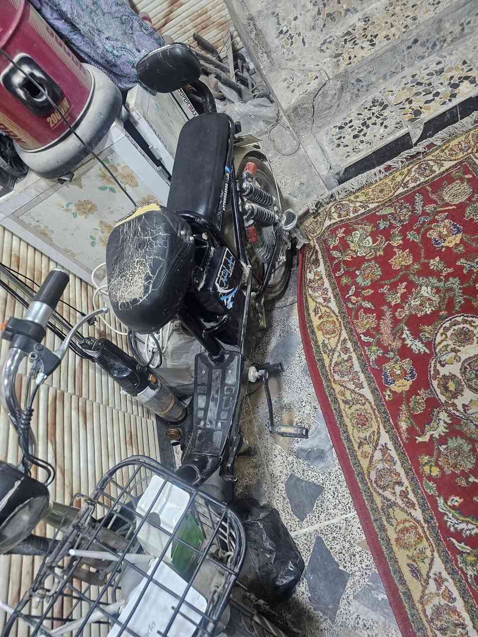 سلام وعليكم
دراجة شحن للبيع
استخدام بيت 
تحتاج بطاريات و ترتيبات بسيطه 
السعر 165 وبيها مجال بسيط 

ملاحظه:متوفره الشاحنه الاصليه الخاصه بيها.

مكاني نجف

للتواصل: ***********
