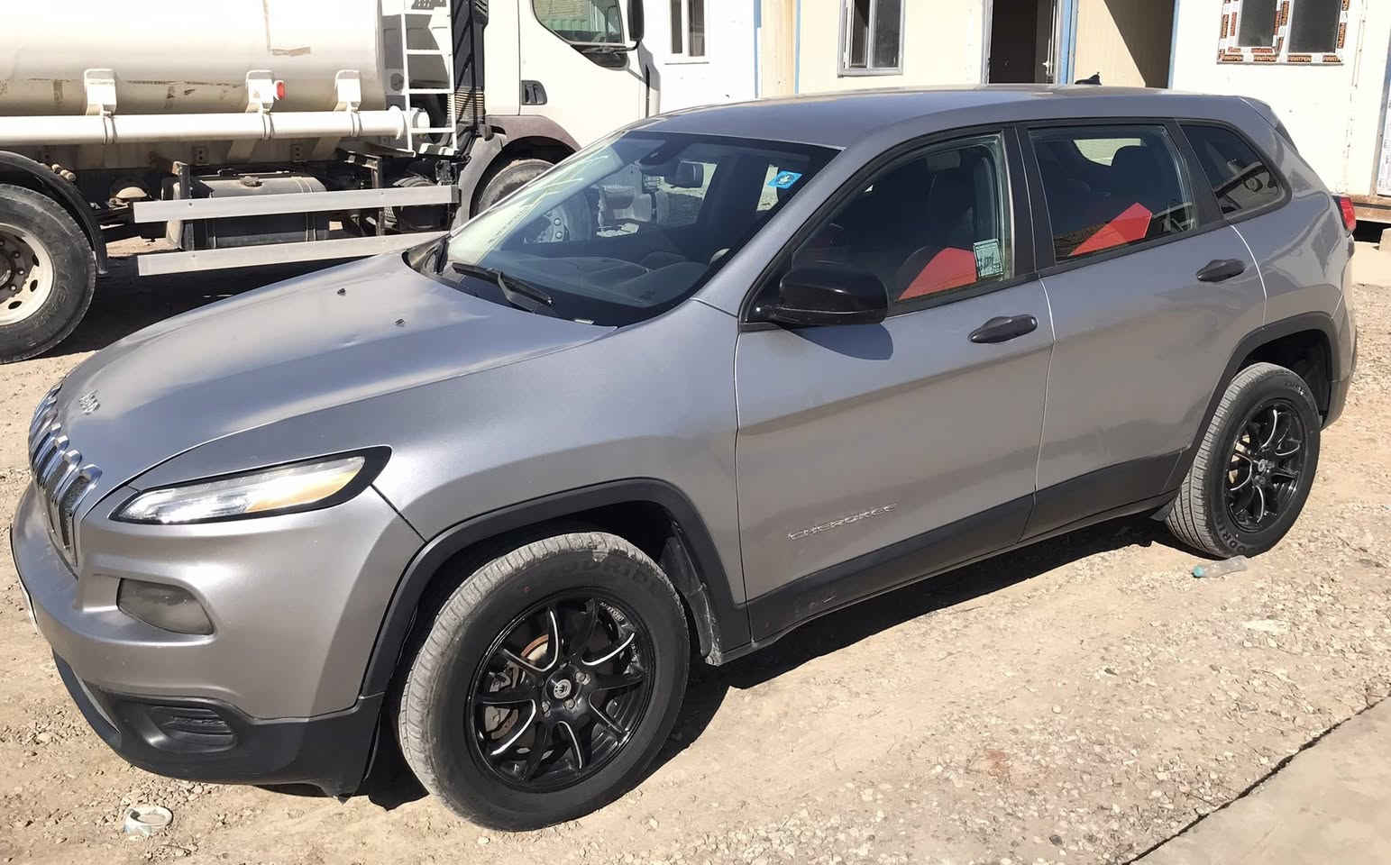 جيب شيروكي بزون موديل 2016 محرك 2400 اربعة سلندر فئة سبورت حادثها تبديل بنيد فقط شاصي ولغود سليمة كما موضح بالصور والسونار ارباكات كلها سليمة بلاد حدادية امامية جديدة وتخم تاير جديد ماشية 80 الف ميل رقم ميسان باسمي . السعر : 125$ مكانها ميسان للاستفسار الاتصال على الرقم ***********
