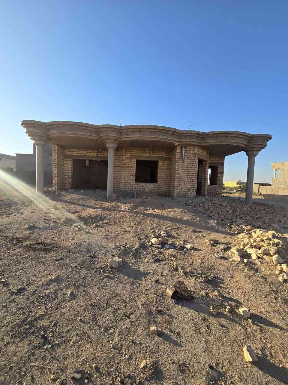 للبيع دار في حي الزهور مقابل الاطفاء عكس الوجه يحتوي ع غرف عدد ٢ وديوانيه ومطبخ وصاله وصحيات كما موضح في الفيديو السعر ٣٢ مليون وبي مجال بسيط للتواصل ***********
