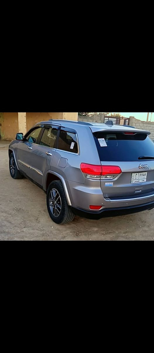 للبيع .النوع: جيب جراند شيروكي (Jeep Grand Cherokee).
الفئة: ليمتد (Limited).
​اللون: فضي (سلفار) مميز كما في الصور.
​فتحة السقف: فتحة قمارة كهربائية.
​المواصفات والإضافات:
​بصمة دخول وتشغيل مع خاصية التشغيل عن بُعد.
​كراسي جلد (تحكم كهربائي).
​شاشة كبيرة مع كاميرا دوارة وحساسات خلفية وأمامية.
​جنوط (ويلات) كروم حجم كبير بتصميم رياضي.
​نظام دفع رباعي (4X4) مع وضعيات قيادة متعددة.
​صندوق خلفي كهربائي (جك). فتحت سقف
​
​السنوية: مجددة وصالحة لغاية عام 2026.
مكان السياره الناصريه الشطرى 
الموديل 18.مرمز شكل وسنويه موديل  2020
************"
