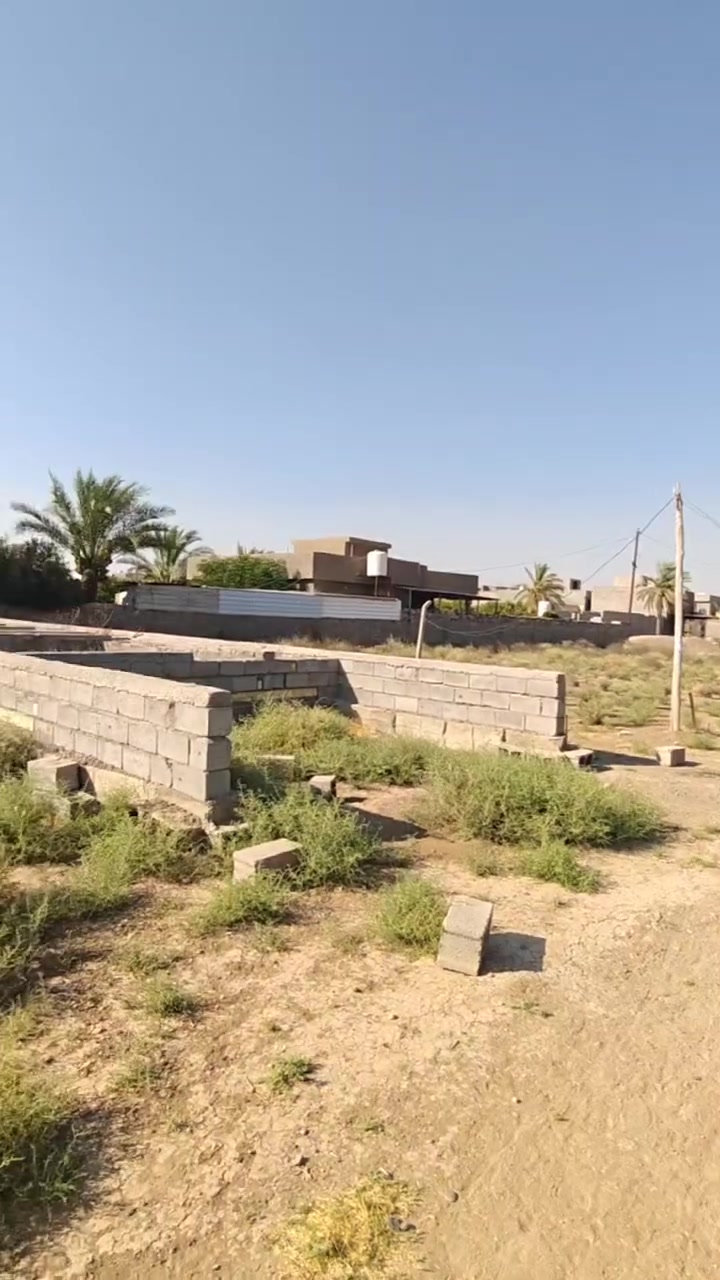 السلام عليكم... 
قطعة أرض مميزة للبيع في بغداد / هور رجب 
المواصفات والوضع القانوني:
المساحة: 100 متر مربع.
السند: سند 25 طابو زراعي (قرار محكمة باسمي). الأرض مسيجة بالكامل (بي ار سي BRC).
الموقع والمنطقة:
خلف المجلس البلدي والمدارس مباشرة.
قريبة جداً جداً من السوق.
المنطقة مأهولة وممتازة: الأفرع القريبة كلها مبنية، وأمام الأرض توجد حركة بناء قائمة.
السعر:  22 مليون دينار عراقي (وبي مجال للشراي الجاد).
للتواصل والاستفسار: يرجى الاتصال أو المراسلة عبر الواتساب على الرقم: 📞 ***********
