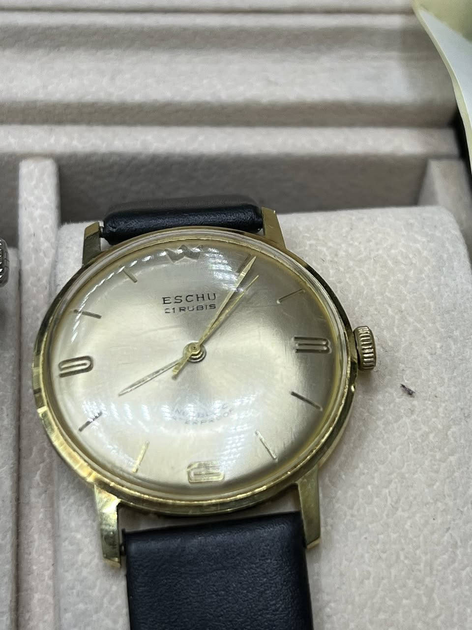 سلام عليكم
ساعة إيشو الماني انتاج قديم
نصب تكويك 21 حجر
طلاء ذهب
قطر 34 
قشطة 
نظافة جداً عالية
السعر والحجز على الخاص فضلاً وليس امراً
***********
