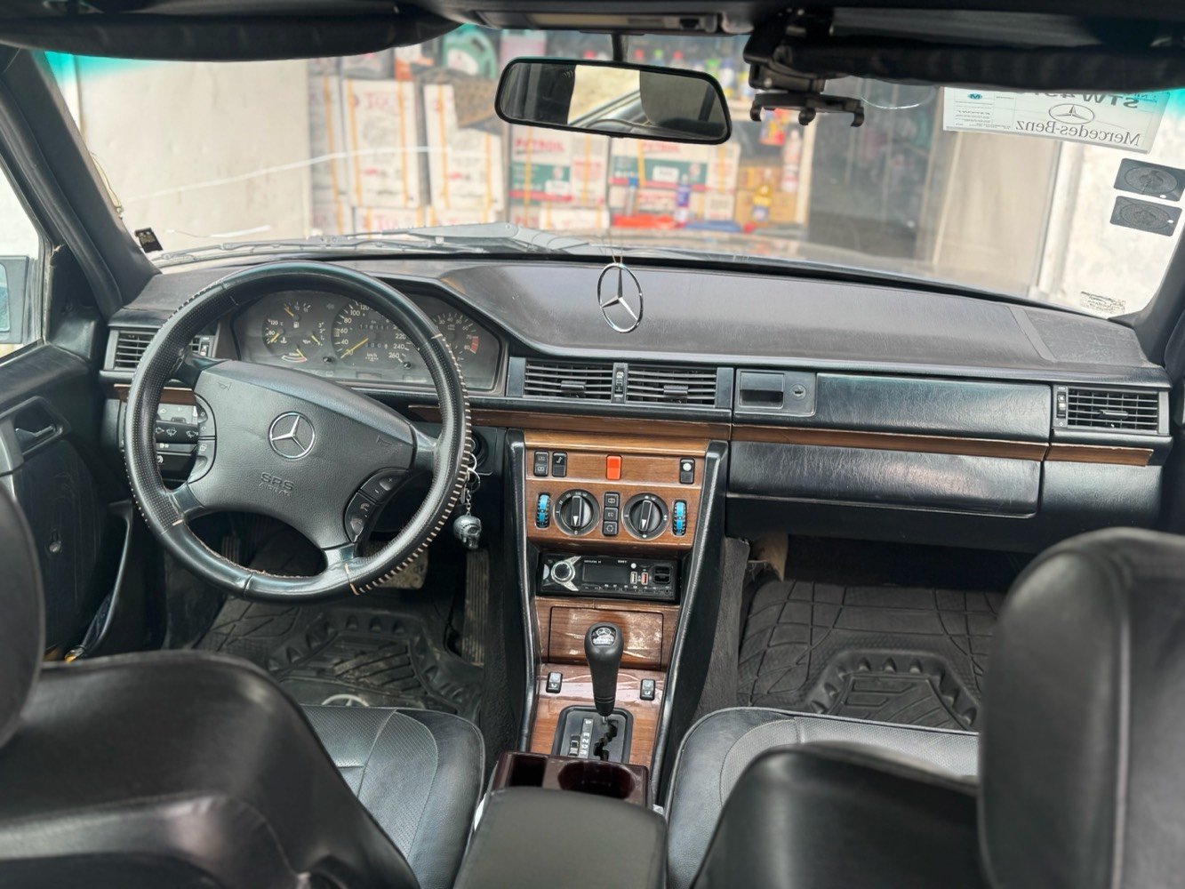 

بسم الله الرحمن الرحيم، عندي سيارة مرسيدس 300E للبيع. السيارة بمظهر أنيق وليل كحلي، بحالة جيدة جدًا مع ماكينة ما طور مما ابوها وضمان متانة عالطريق. الداخلیة جلود أصلی، كل شیء يعمل تمام وبدون مشاكل. لها حيل مستقيم ومريح جدًا للسفرات الطویلة. للاستفسارات التواصل عبر الرسائل.