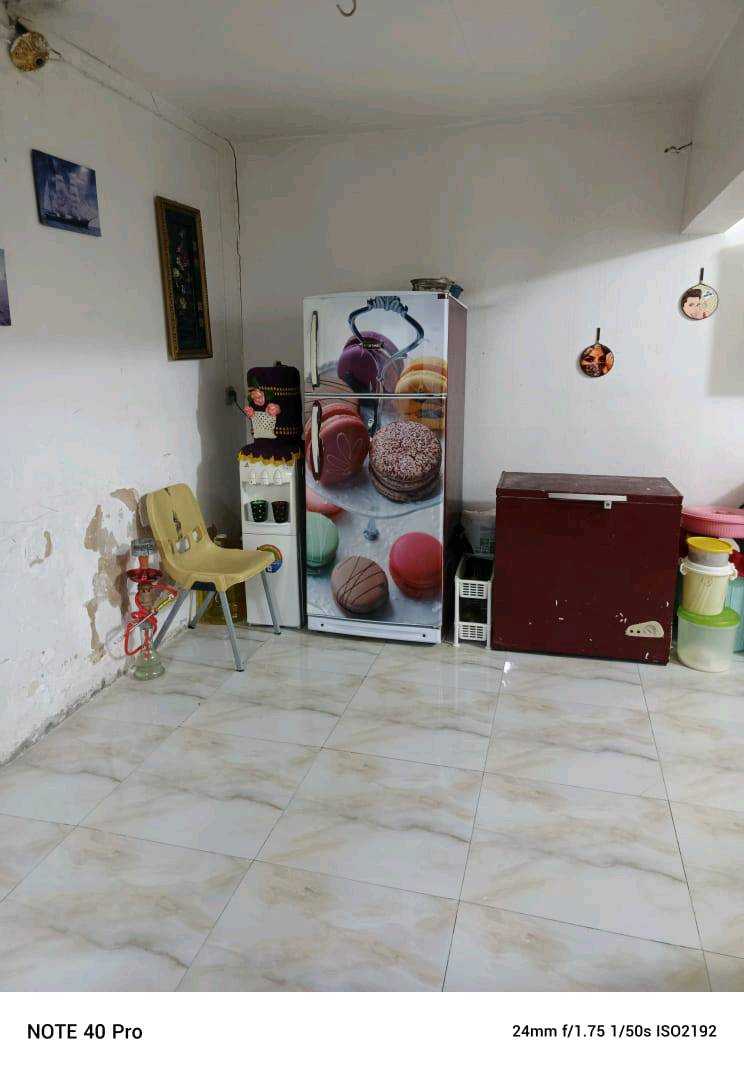 السلام عليكم بمناسبه قروب شهر محرم الحرام فرصه ذهبيه بيت للبيع المساحه 100مربع يحتوي على 2غرف نوم وصاله مفتوحه ع المطبخ واستقبال وصحيات خارجيه وداخليه سند 25الموقع جدا ممتاز قرب الامام عون بفرع حلويات ودهين ابو علي النجفي يصلح للسكن او حسينيه ع طريق بغداد السعر النهائي 65 كافه الخدمات تبليط مجاري كهرباء ماء مدارس اسواق مركز صحي شنو تريد كله يمك للاستفسار الاتصال او المراسله ع الواتساب *********** علما البيت ناصي بناء بلوك سقف عكاده