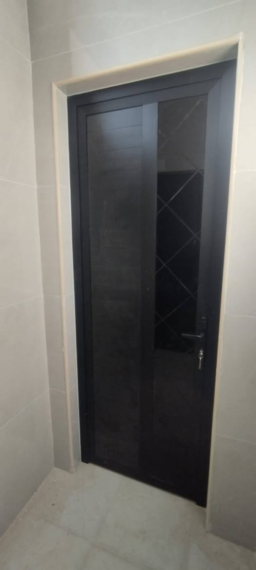 كافه أعمال المنيوم ومطابخ التركية *********** السماوه
باب اسود سراي مع شباك
