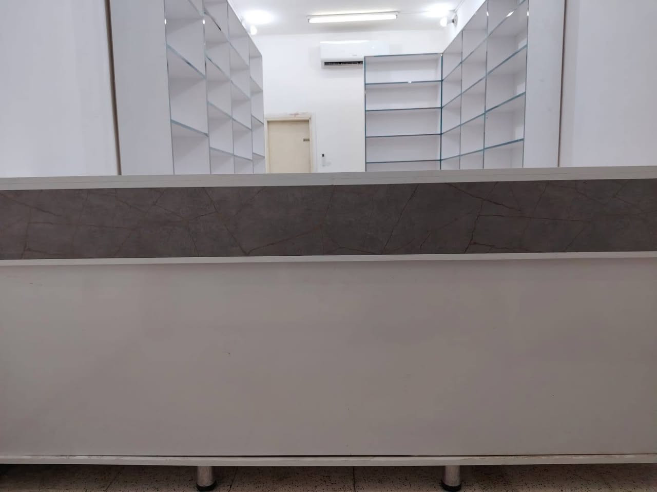 فاترينات عدد 8 مع ميز تزكام
للبيع السعر 1.500 مليون ونصف قابل للتفاوض 
النظافة 85٪ مكلف بالنشر
الأتصال ع الرقم *********** العنوان ميسان عمارات المعهد
