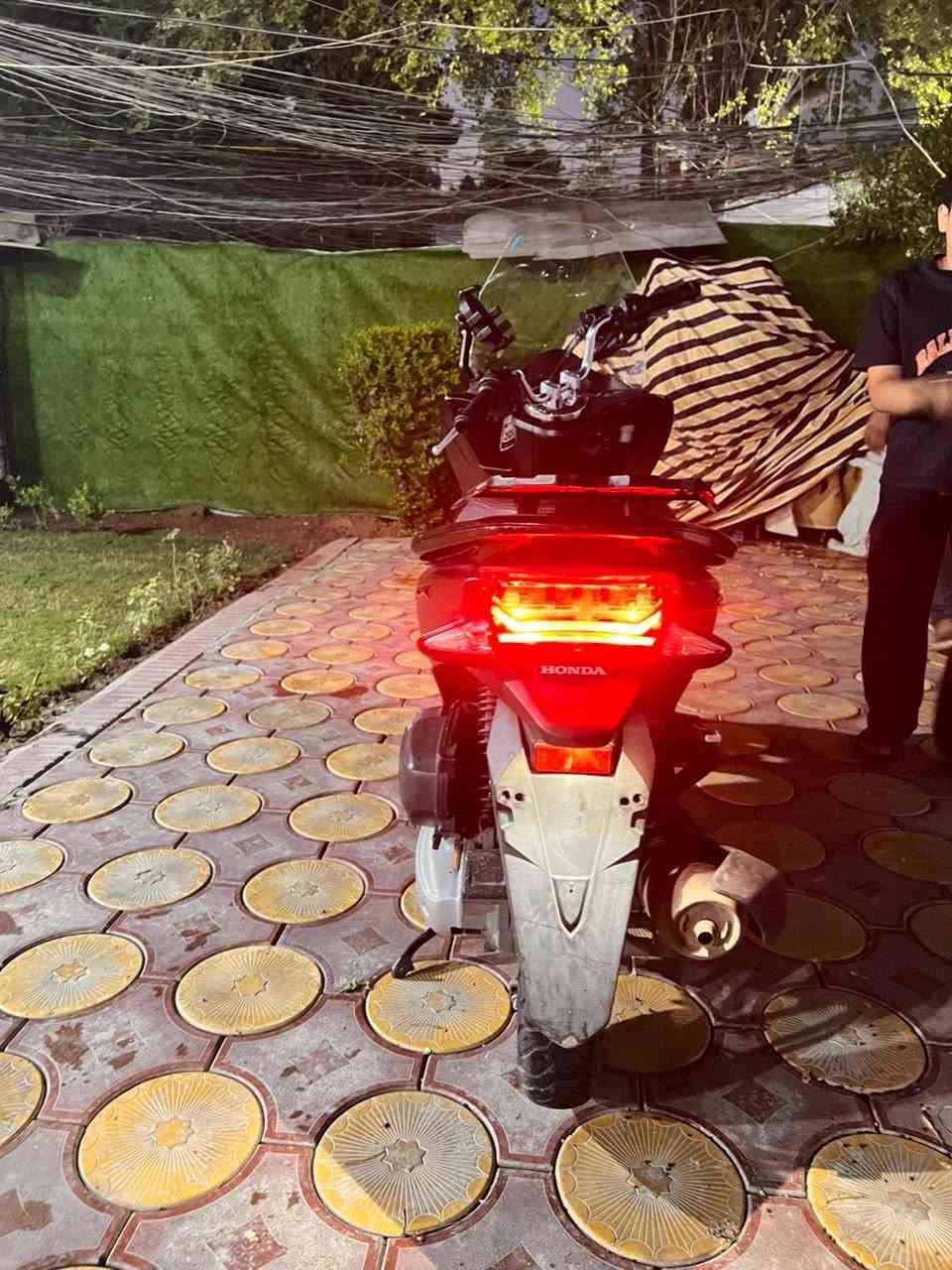 السلام عليكم دراجه pcx للبيع دراجه احله من الصوره  مكفوله كفاله عامه والدراجه جاهزه للترقيم وجيب عشر فيتريه وتعال شلعه ومعدل خير من الله دراجه من المزاد وياباني السعر خاص للاستفسار على الرقم ***********المكان بغداد
