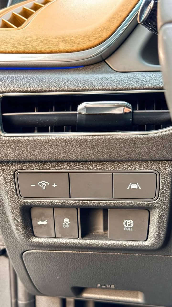 السلام عليكم ورحمة الله وبركاته. . 

————————————————————————
اسم السيارة : هيونداي سوناتا لمتد 
الفئة : لمتد 
الموديل : 2023 
عداد المسافة :45000 
رقم السيارة : اربيل 
السعر: 200 ورقة وبيها مجال
الضرر : كما موضح بل صور زائدpdr صار عندي بسيط جداً بدون فتح ولا قطعة محرك كير دواخل مكفولة من ڪل شي 
الايرباكات : ايرباك الدركة

————————————————————————
1-حجم المحرك 4 سلندر 1600 تيربو
2-عداد المسافة 45000
3-بصمة باب و بصمة تشغيل و تشغيل عن بعد 
4-ويل كب حجم 18 مع تخم تاير جديد 
5- لايتات زينون عالي ناصي اصل 
6- فتحة سقف بانوراما  
7- اشارات بالمرايا الجانبية
8- رادار جانبي 
9- حساسات امامية خلفية اصل 
10-كامرات عدد 4 برؤيا 360 درجة 
11- غرفة السيارة جلد جملي مميز المرغوب
12-ذاكرة خزن ميموري لكرسي السائق 
13- تحكم كهربائي لمقاعد المقدمة
14- رادار امامي تفاعلي مانع للتصادم
15- شفتات ستيرن للتحكم بالگير العادي
16- شاشة كبيرة الحجم للتحكم بمجموعة من الايعازات
17- كامرة خلفية
18- عارضة بيانات على الجامة الامامية
19- 4 وضعيات للقيادة 
20-الكراسي الامامية تبريد + تدفئة
21-مانع الخروج عن المسار
22- امكانية تقديم السيارة للأمام و الخلف عن طريق الريمونت 
23-شاحن وايرليس لاسلكي
24- تحكم ستيرن جهتين متكامل

وباقي الموصفات المعروفة
 
السعر المطلوب 200 وبيها مجال

الرقم :-***********

🔴العنوان:النجف الاشرف-
