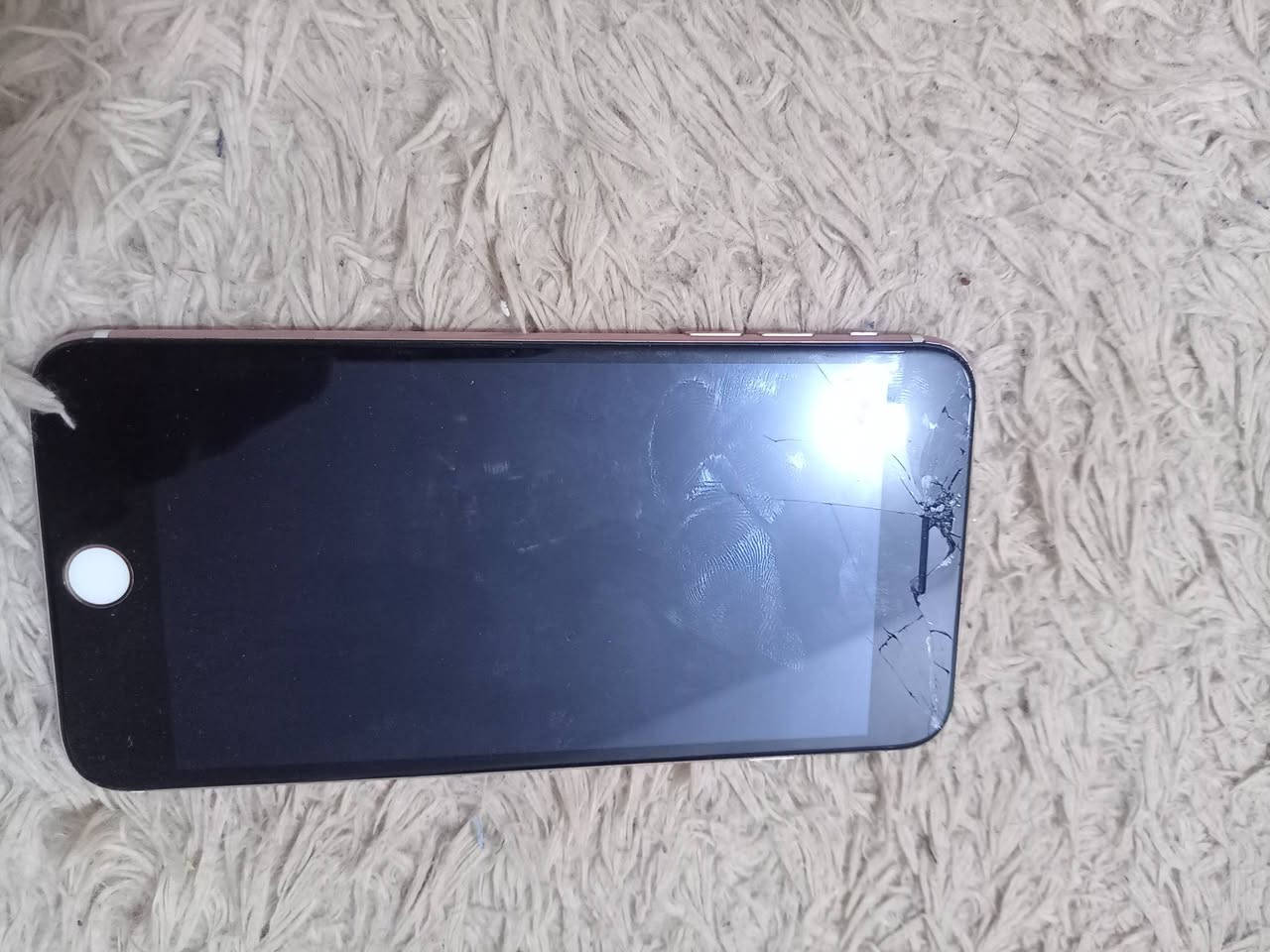 ايفون 7 نضيف وشغال شاشه بيها فطر بس يشتغل ولمسه سريع ذاكره 128 سعر مناسب خاص او اتصال ***********
