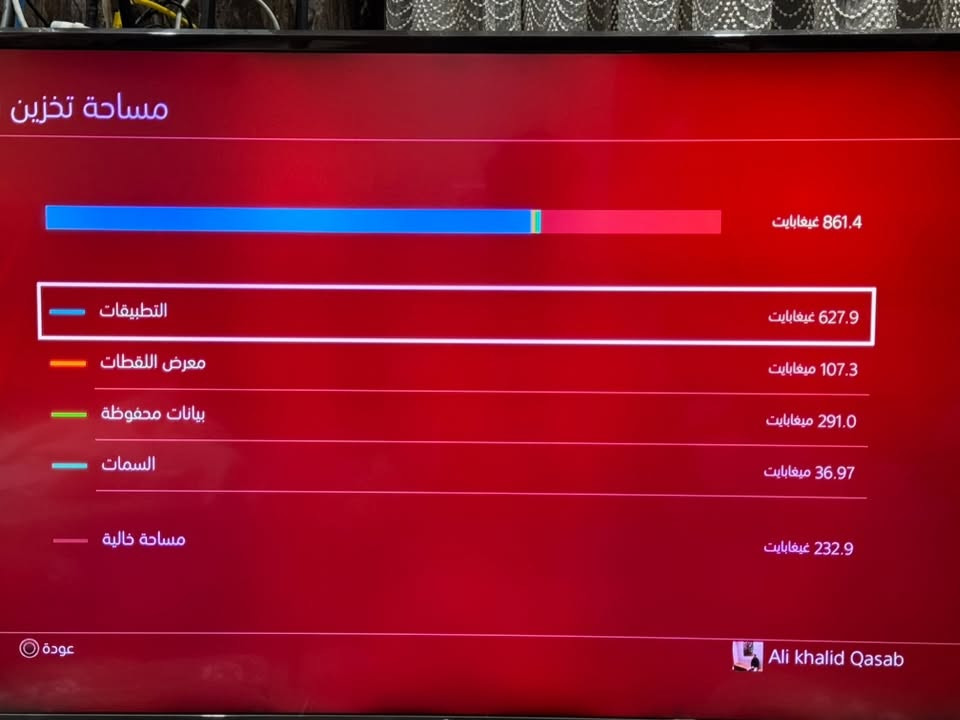🔥 للبيع: PlayStation 4 Pro 1TB أحدث نسخة (نظيف جداً مع كامل ملحقاته ولعبتين) 🔥
السلام عليكم شباب، متوفر جهاز PS4 Pro اون لاين قابل للتهكير بحالة ممتازة جداً ونظافة ممتازة (أخو الجديد)، وجاهز للتشغيل مباشرة.
📌 مواصفات وتفاصيل العرض:
 * الموديل: CUH-7216B (أحدث وأفضل نسخة بالبرو، هادئة جداً وبدون صوت مروحة عالي).
 * الهارد: 1 تيرا بايت (1TB).
 * تحديث النظام: 11.52.
 * الكرتونة (العلبة): متوفرة وموجودة بحالة ممتازة.
🎮 الملحقات الشاملة مع الجهاز:
 1. جويستيك عدد 2 (أصلية): الجويستيك الأصلي الخاص بالجهاز + جويستيك أصلي إضافي.
   *(ملاحظة للأمانة: اليدين شغالين تمام، لكن فيهما حالة "درفت" خفيفة في الكير وتحتاج صيانة اعتيادية، وتم خفض السعر ومراعاته مقدماً في الإعلان لهذا السبب).*
 2. كامل الأسلاك الأصلية المتكاملة:
   * واير الباور الأصلي (AC Power).
   * كيبل الشاشة عالي الدقة (HDMI).
   * سلك شحن اليد ونقل البيانات (Micro-USB).
CDs الأقراص والالعاب الهدايا (الأصلية):
 * قرص لعبة Ghost of Tsushima (النسخة الكاملة).
 * قرص لعبة Batman: Arkham Knight.
   *(بالإضافة إلى الألعاب المحملة على خزن الجهاز مثل Apex Legends, Call of Duty: Modern Warfare, FIFA 22 وغيرها)*.
💰 السعر: 375,000 دينار عراقي (قفل ومراعي فيه تكلفة صيانة اليدين بالكامل).
📍 المكان: بغداد (الحرية البستان).
الجهاز شغال 100% وبدون أي مشاكل أو تصليح سابق بالبورد، وللمشتري حق الفحص الكامل عند الاستلام. 

للتواصل يرجى المراسلة على الخاص أو الاتصال علىً الرقم ***********.

ملاحظة اخيرة لايوجد توصيل 🌹.
