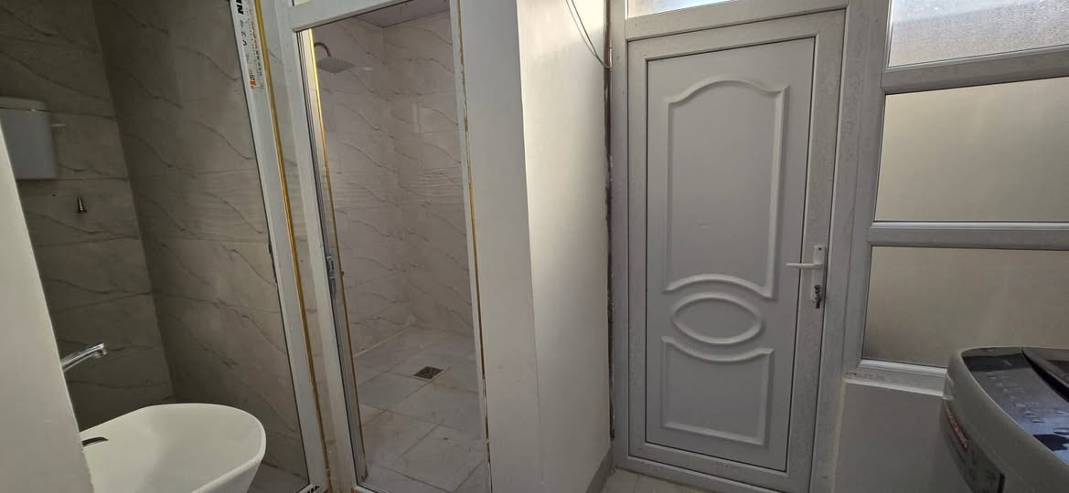 دار للبيع ⬇️⬇️
مزارع الحدباء (ملك بستان)

المساحة 100 متر طابق ونص📐📐

مكون من غرفتين نوم/استقبال/هول /مطبخ /صحيات 🏛️

للاستفسار *********** /***********☎️☎️

او مراجعة مكتب الكوفة سايدين شقق الحدباء🏢
